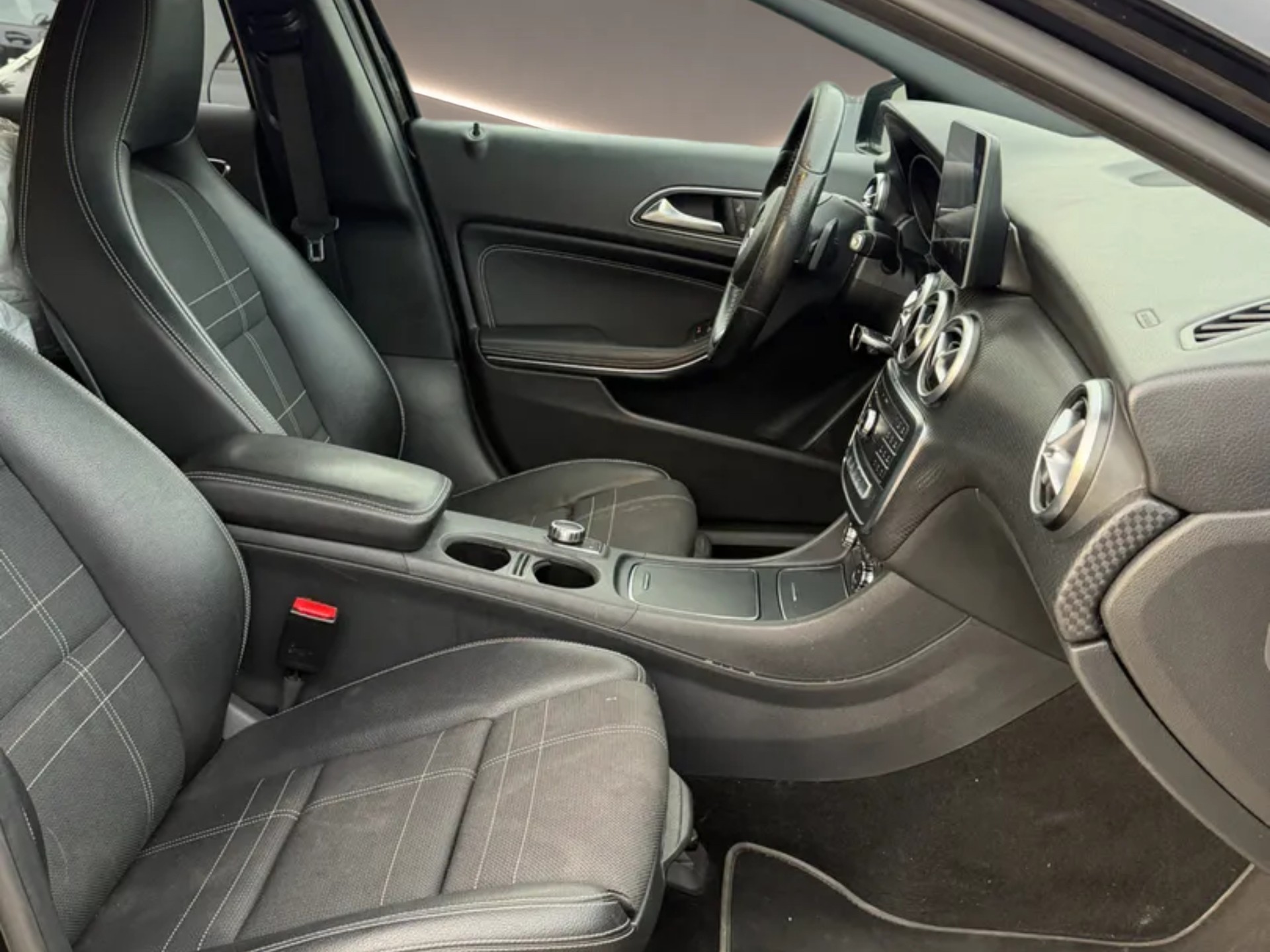 MERCEDES-BENZ A 200 Urban 7G-DCT-image-9
