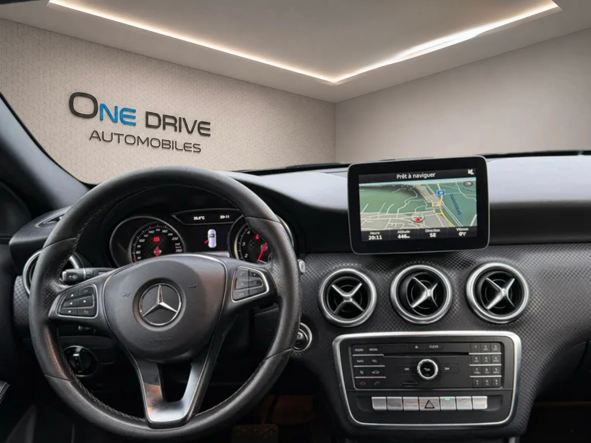 MERCEDES-BENZ A 200 Urban 7G-DCT-image-8