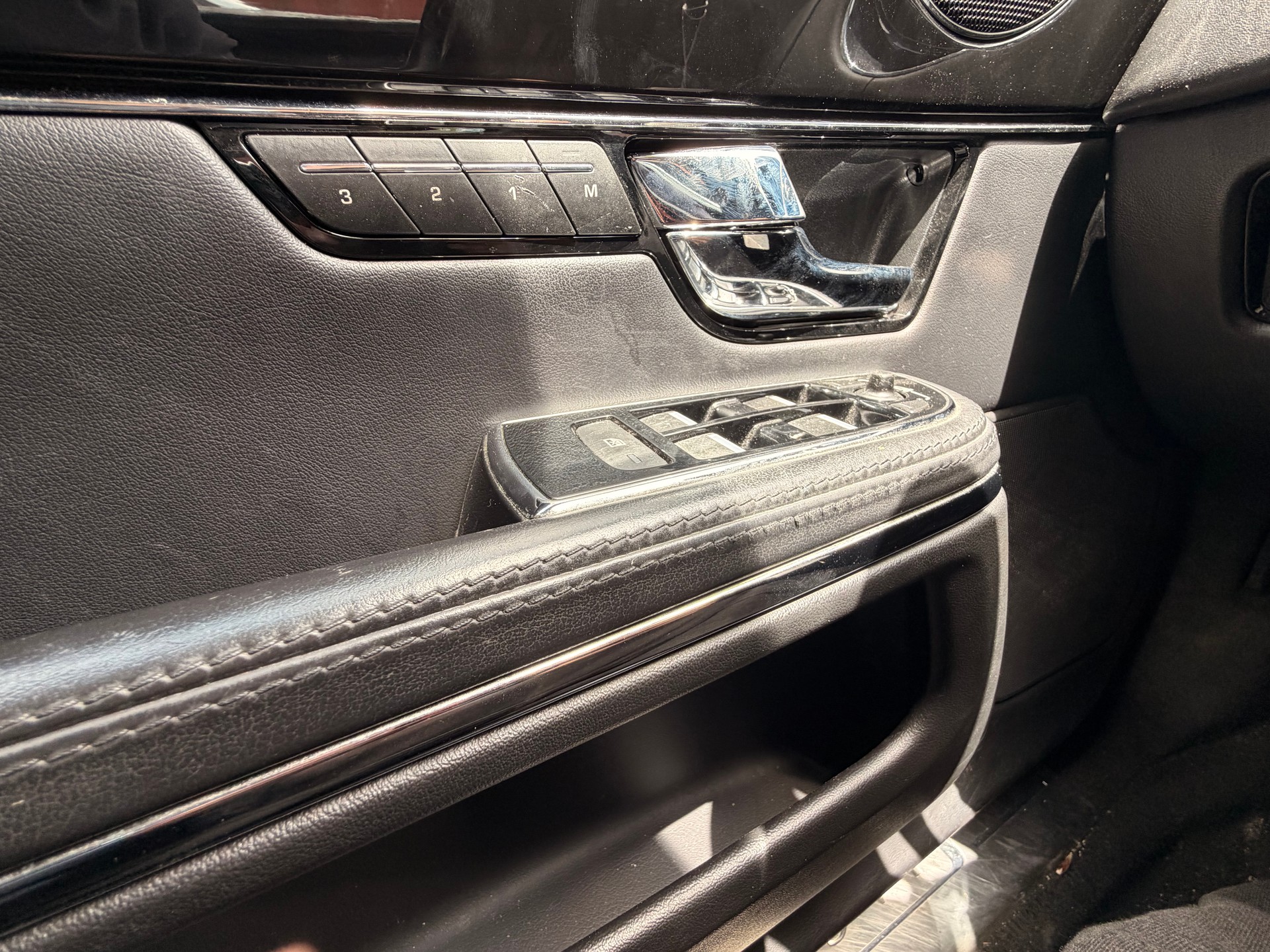 JAGUAR XJ 3.0 V6 S/C Premium Luxury Automatic AWD-image-26