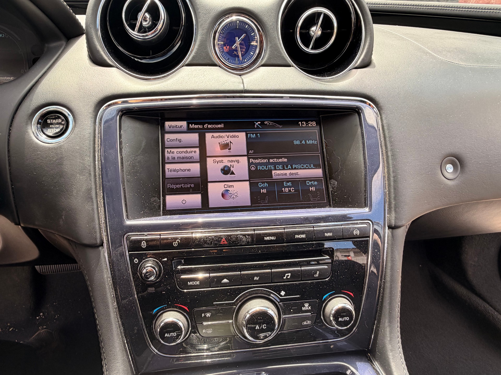 JAGUAR XJ 3.0 V6 S/C Premium Luxury Automatic AWD-image-27