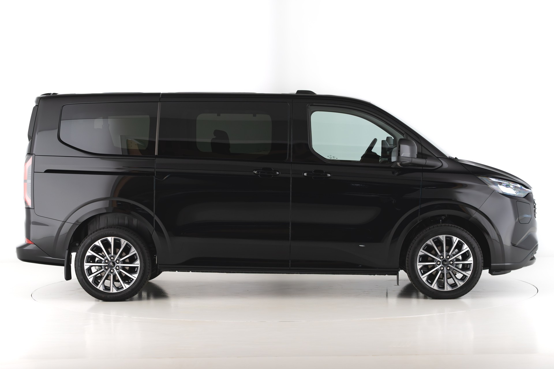 FORD Tourneo Custom Bus 340 L1 2.5 Duratec 233PS Titanium X PHEV ***-image-6