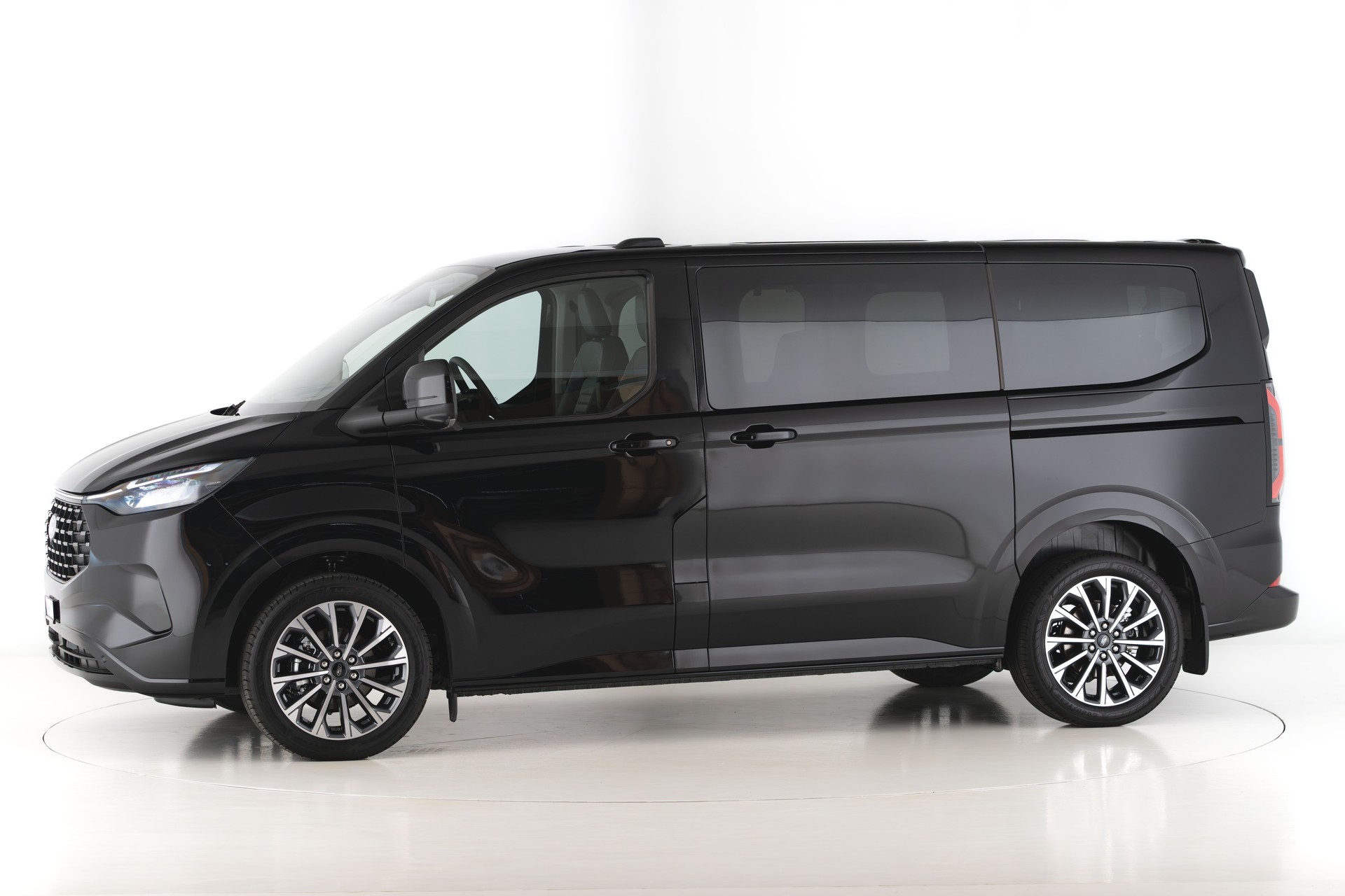 FORD Tourneo Custom Bus 340 L1 2.5 Duratec 233PS Titanium X PHEV ***-image-17