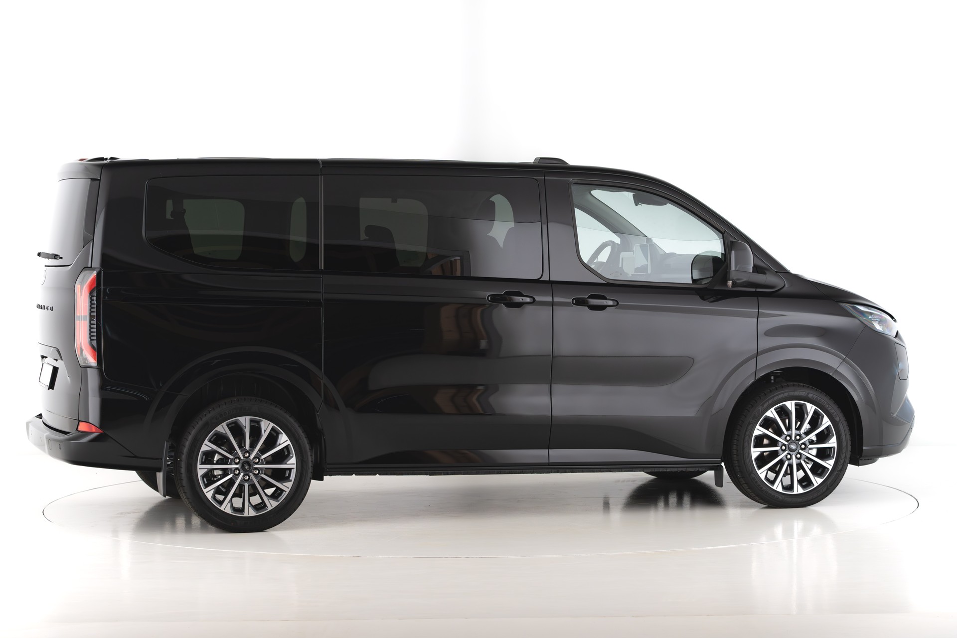 FORD Tourneo Custom Bus 340 L1 2.5 Duratec 233PS Titanium X PHEV ***-image-7
