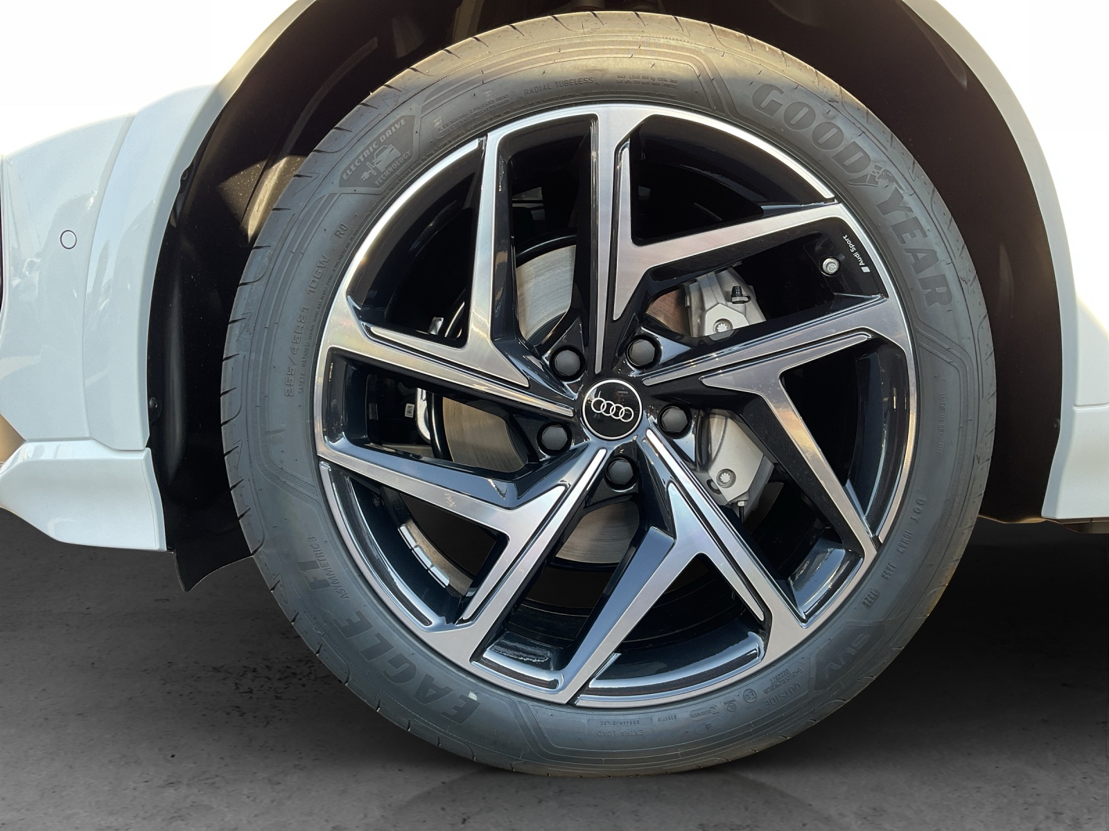 AUDI Q6 e-tron quattro-image-12