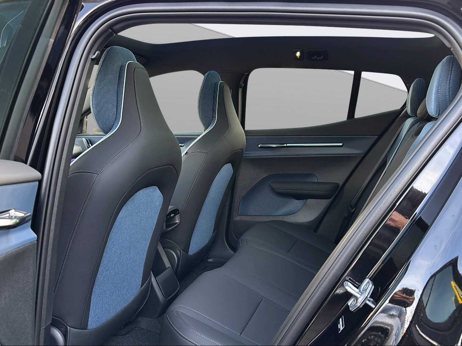 VOLVO EX30 Cross Country P8 69 kWh AWD Ultra-image-10
