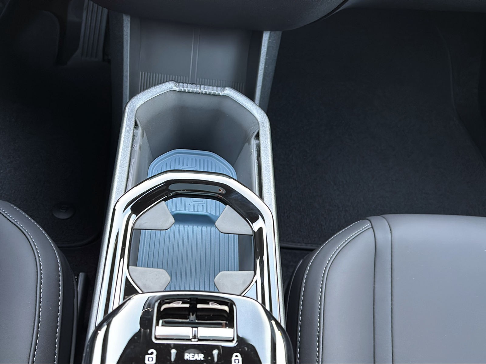 VOLVO EX30 Cross Country P8 69 kWh AWD Ultra-image-17