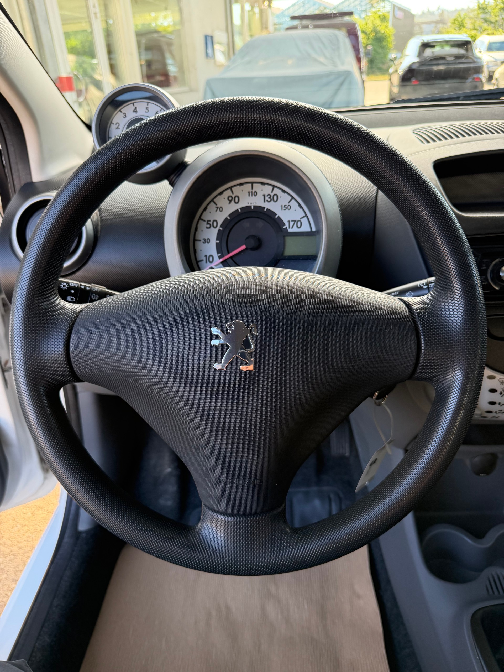 PEUGEOT 107 1.0 Trendy-image-10