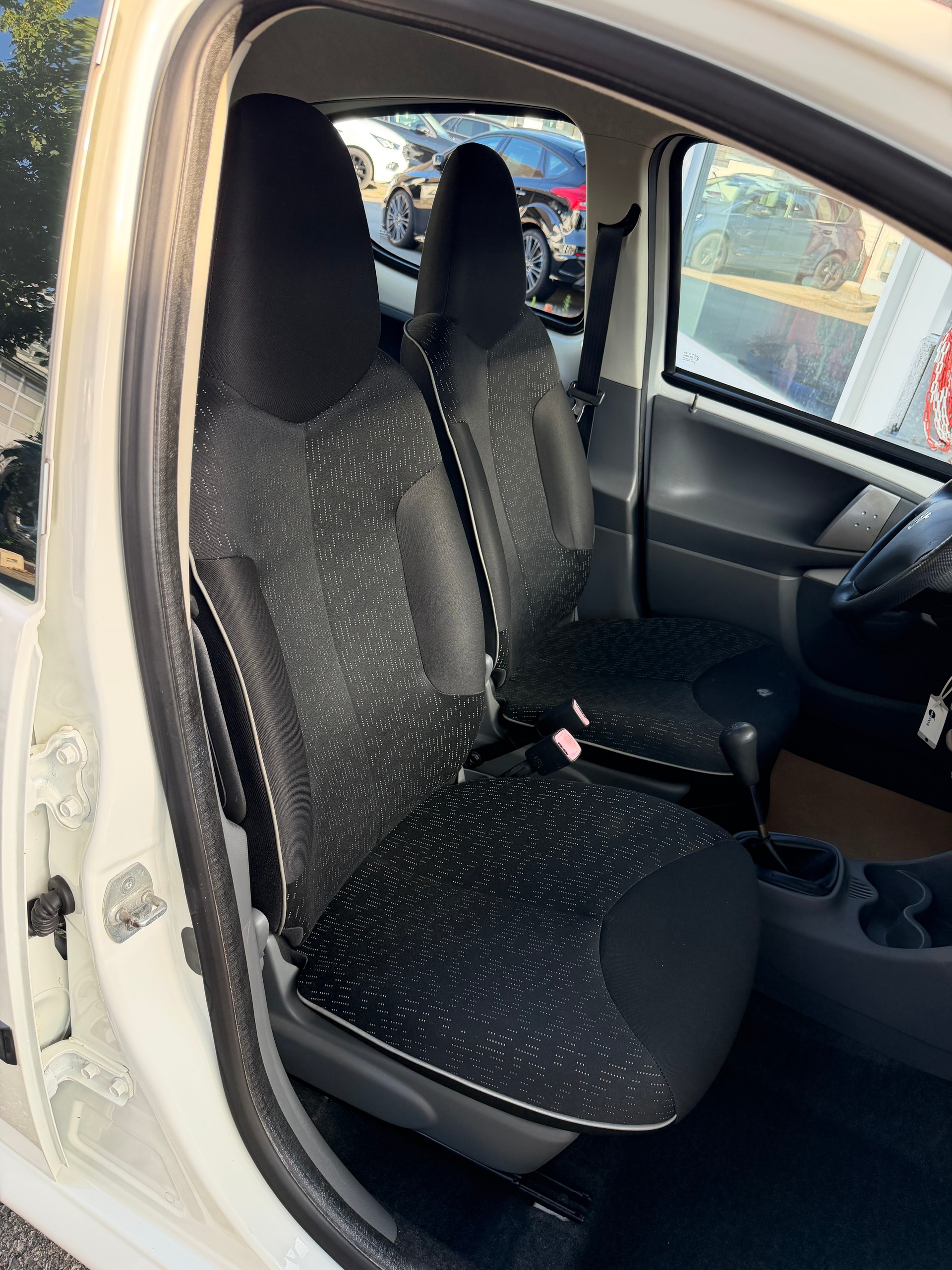 PEUGEOT 107 1.0 Trendy-image-16