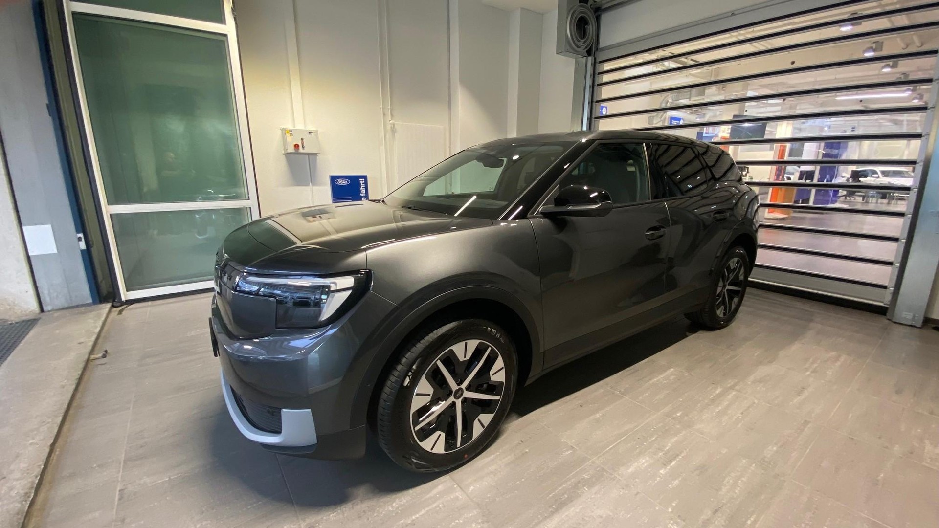 FORD Explorer Extended Range Premium AWD-showroom-element-2