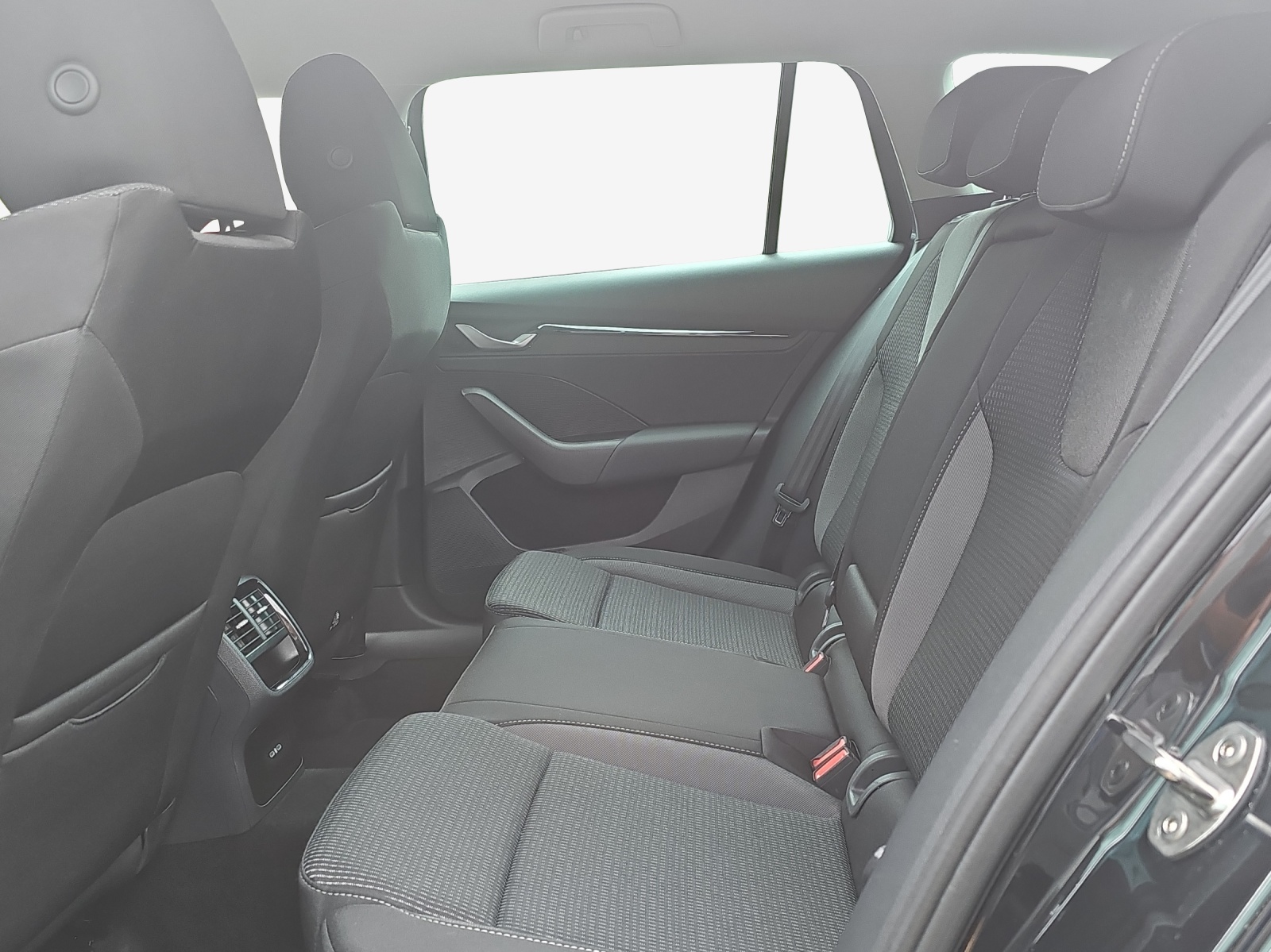 SKODA Octavia Combi 1.5 TSI mHEV DSG Dynamic-image-10