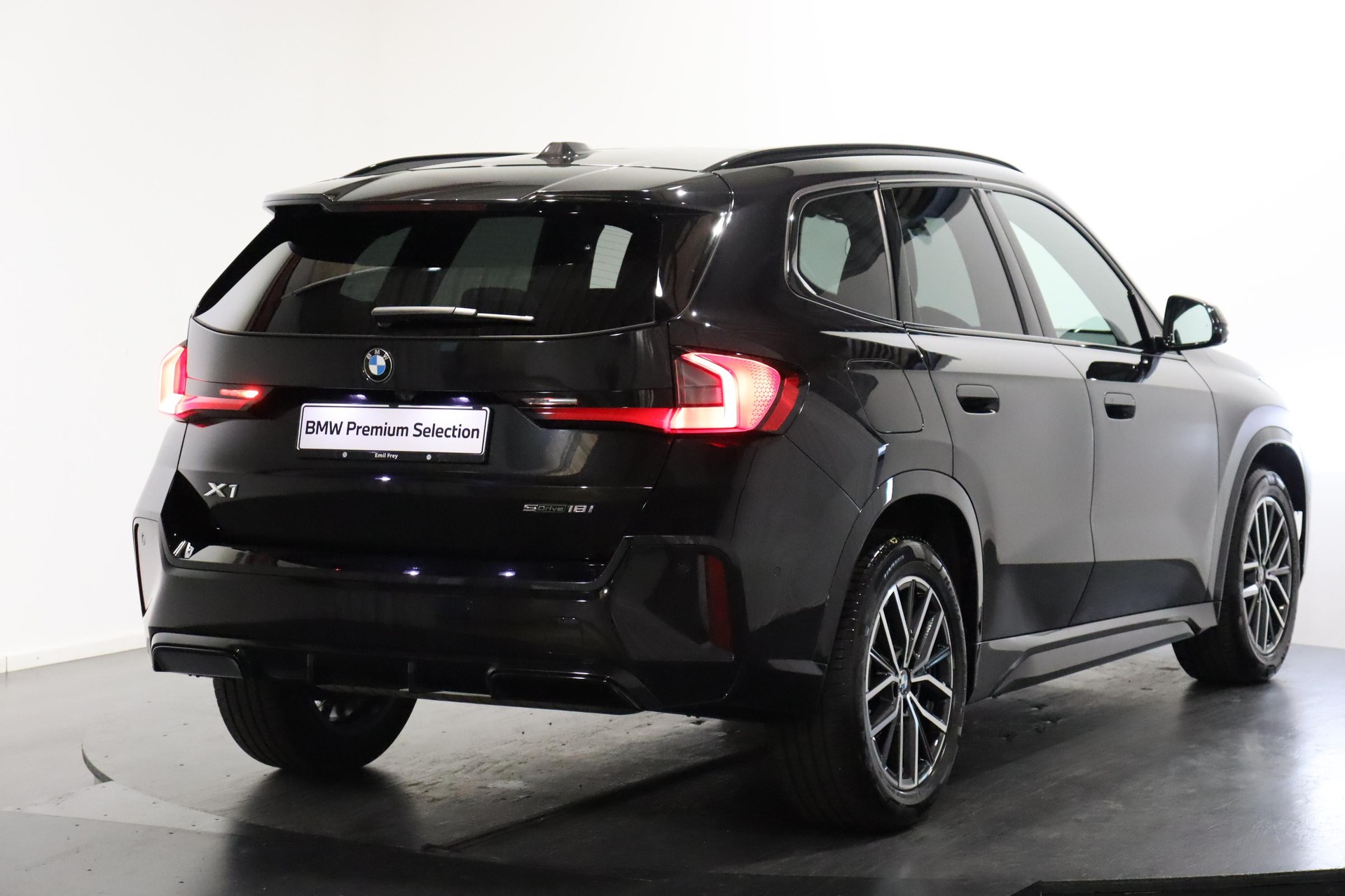 BMW X1 18i sDrive-showroom-element-1
