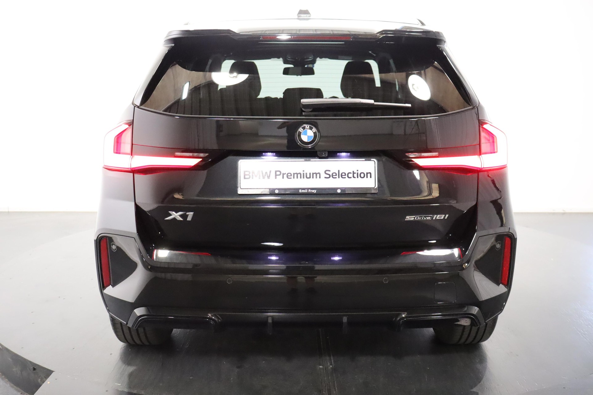 BMW X1 18i sDrive-showroom-element-2