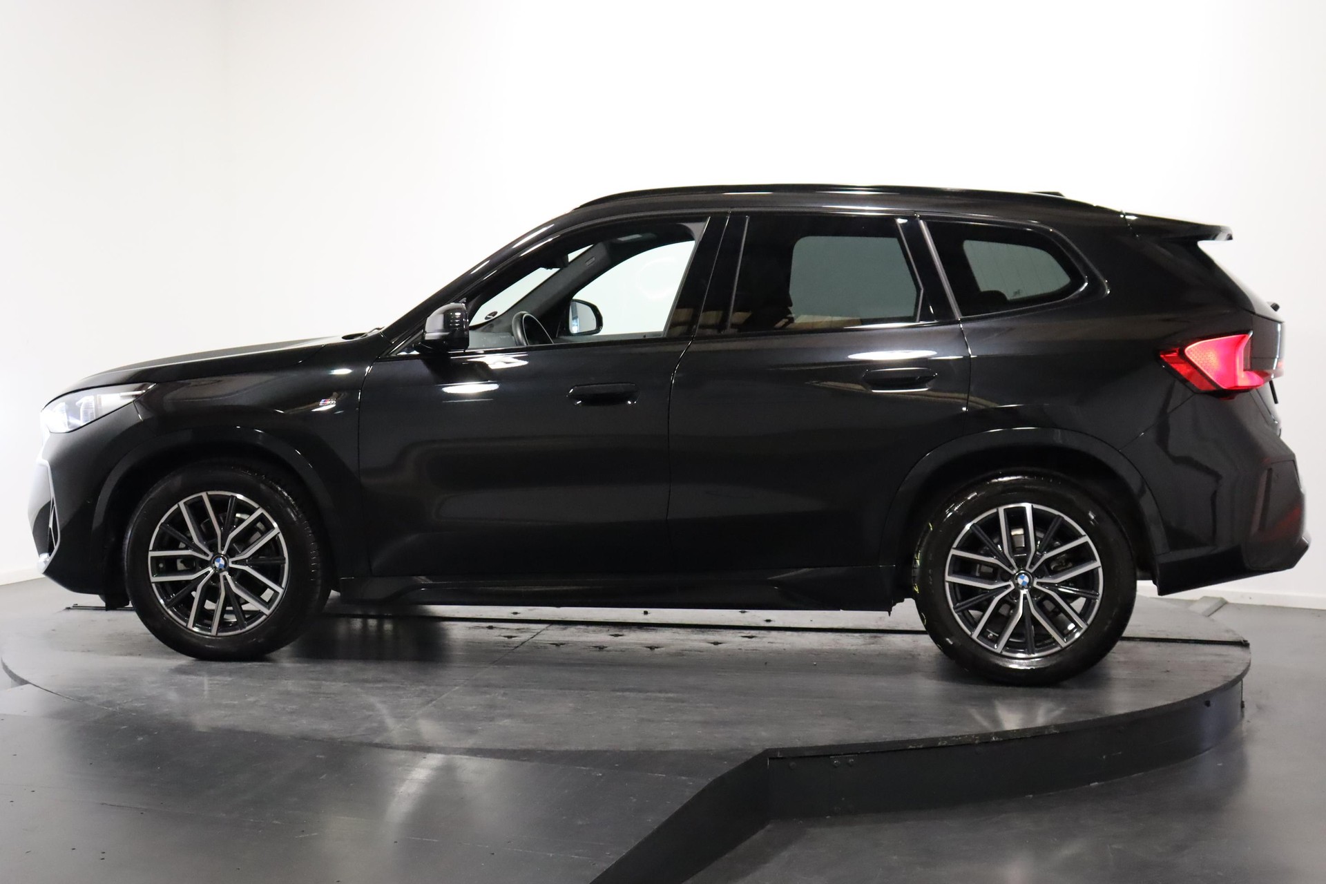 BMW X1 18i sDrive-showroom-element-3