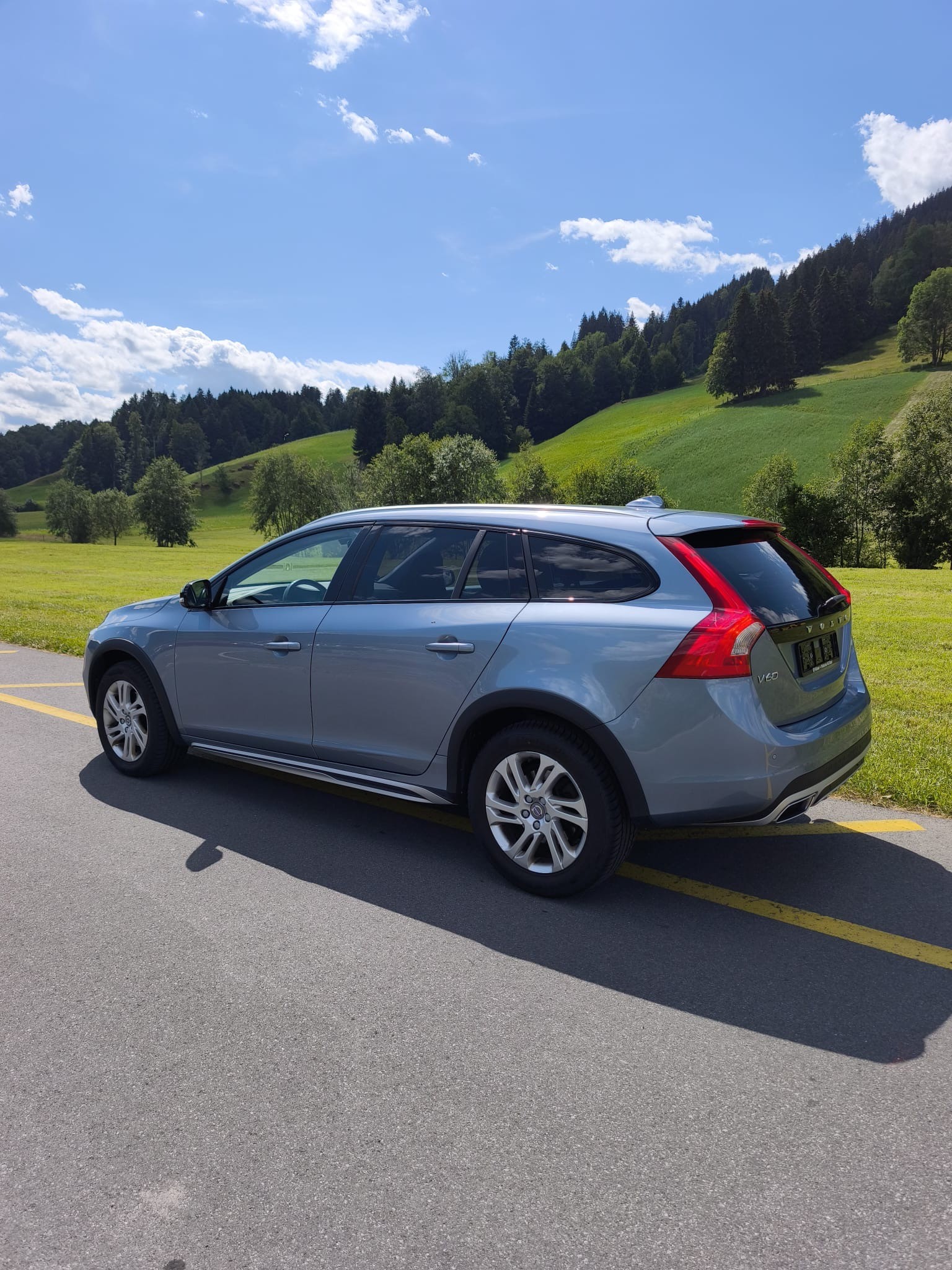 VOLVO V60 Cross Country D3 Executive Geartronic-image-1