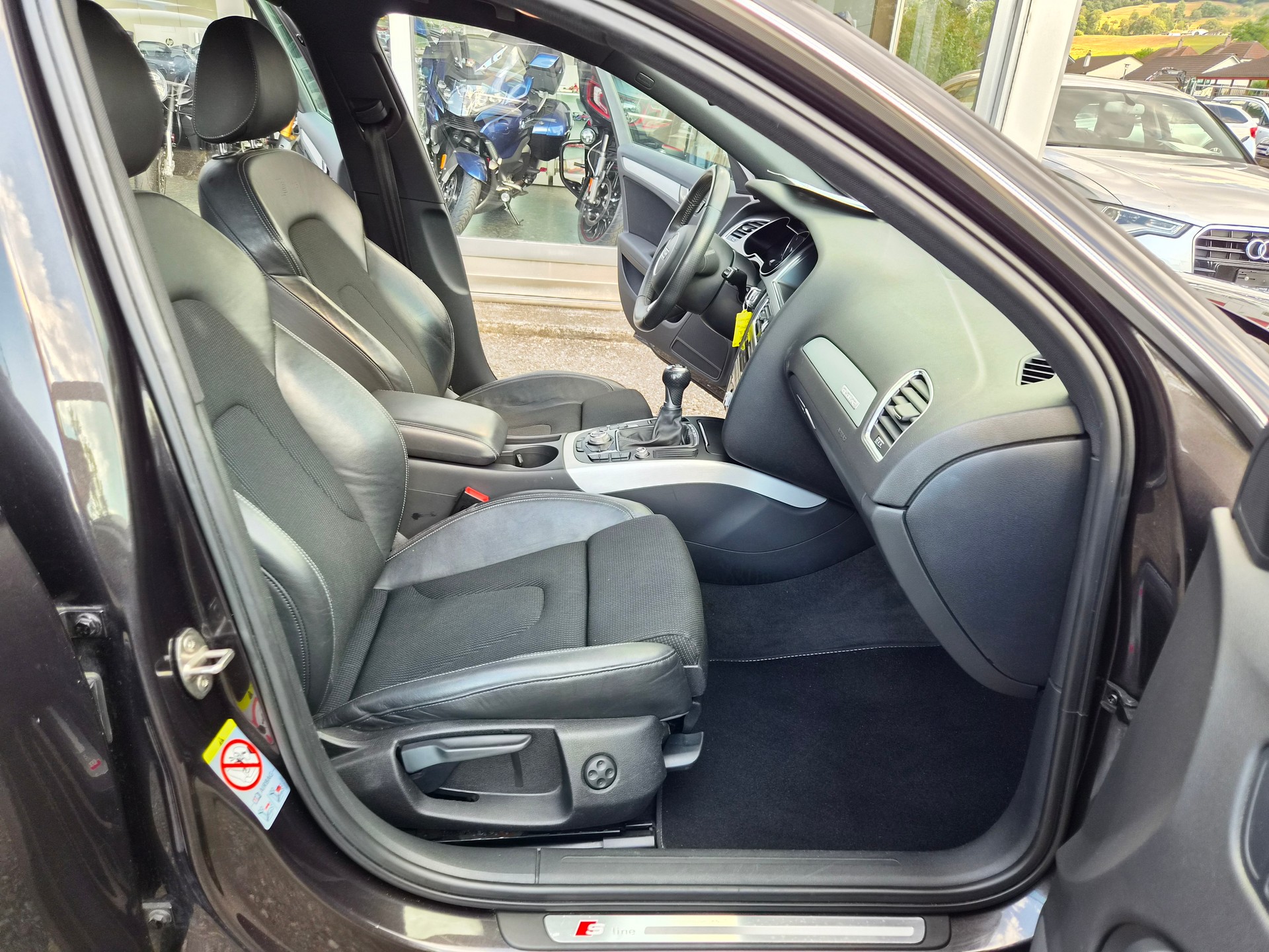 AUDI A4 Avant 2.0 TDI quattro S-Line-image-9