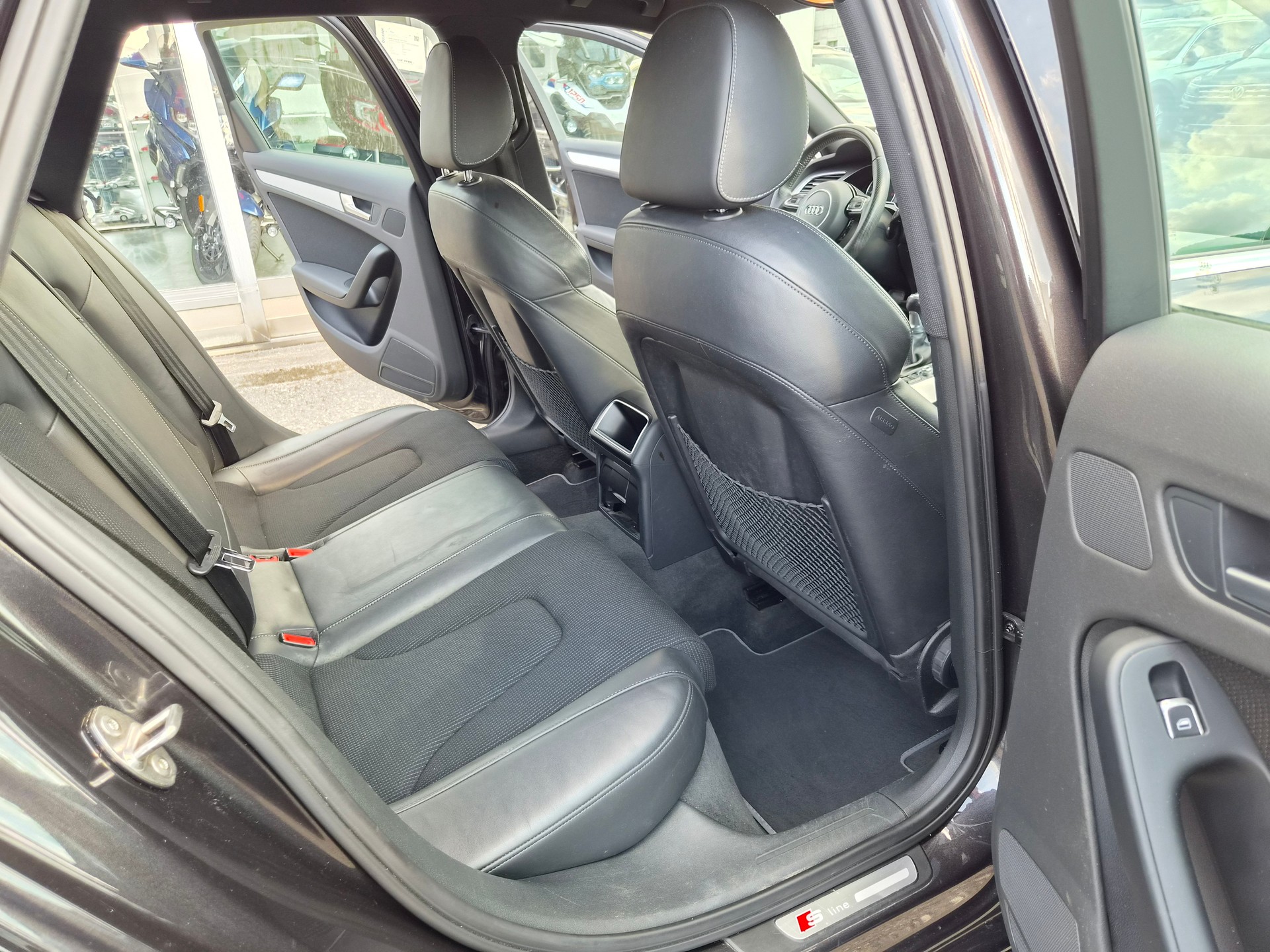 AUDI A4 Avant 2.0 TDI quattro S-Line-image-10