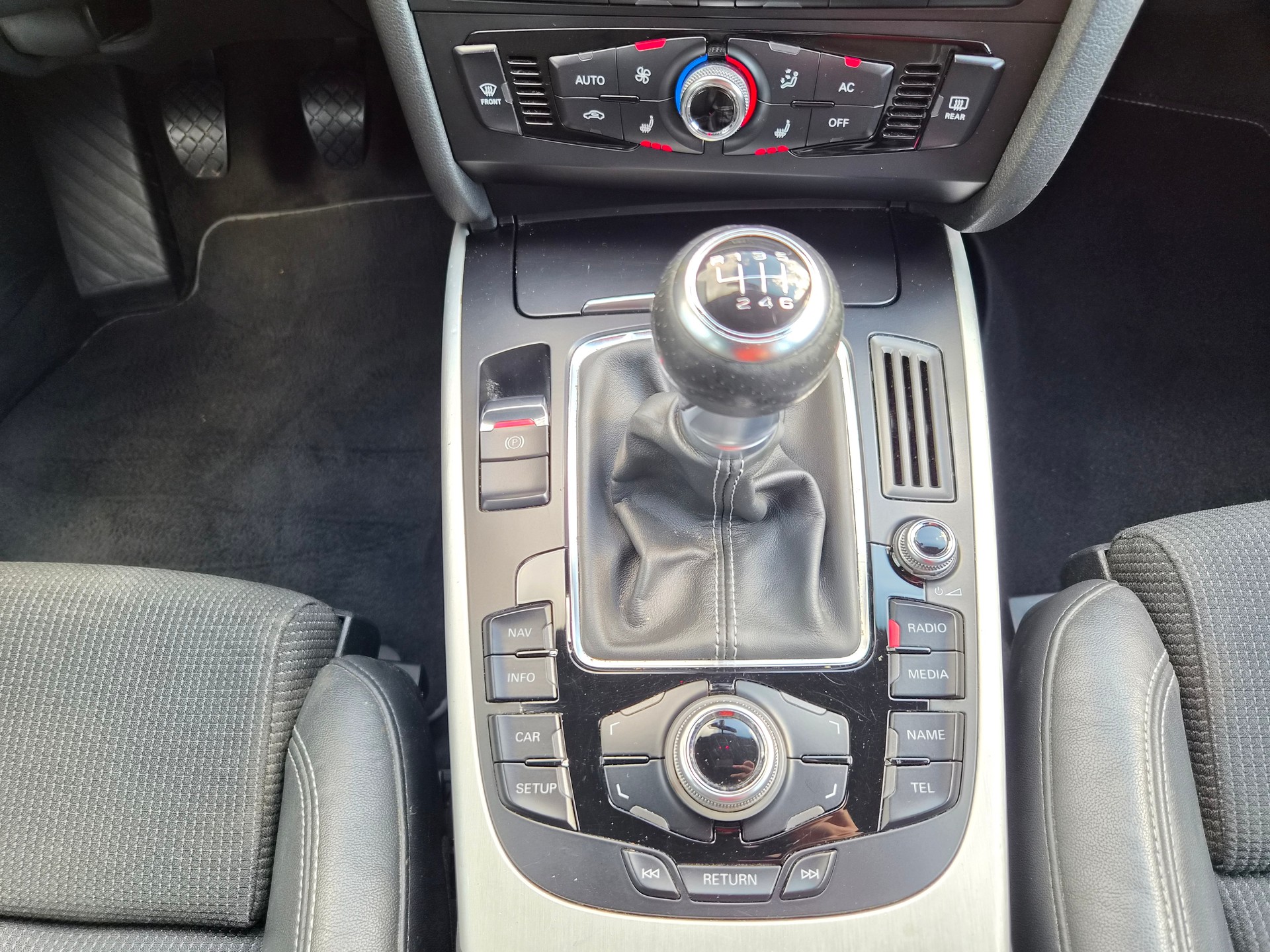 AUDI A4 Avant 2.0 TDI quattro S-Line-image-18
