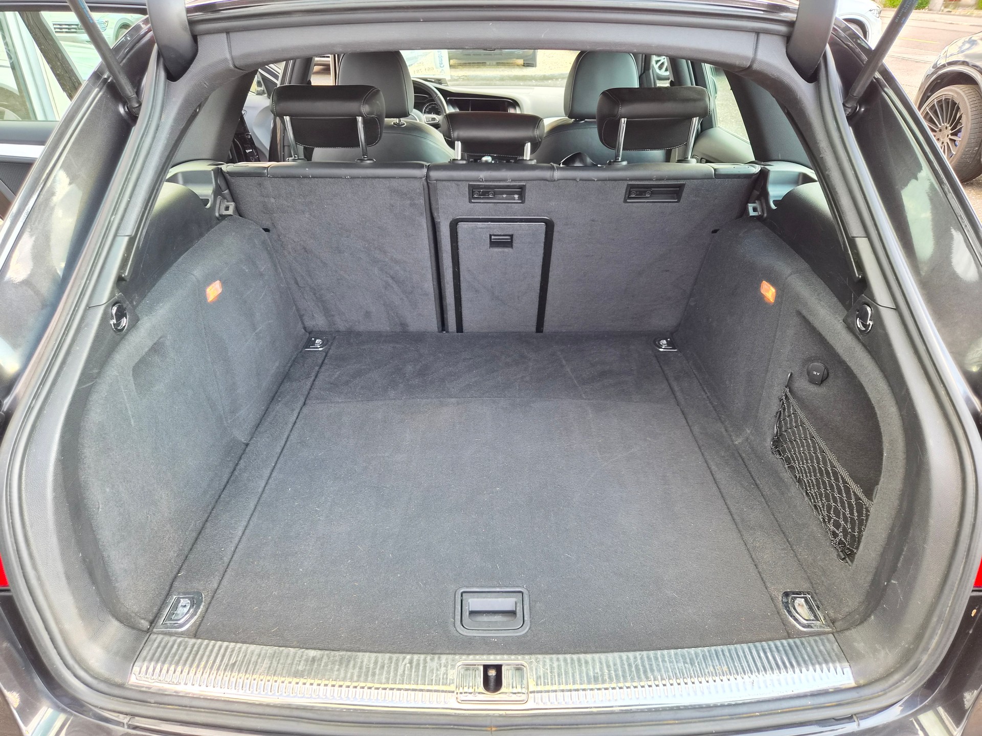 AUDI A4 Avant 2.0 TDI quattro S-Line-image-11