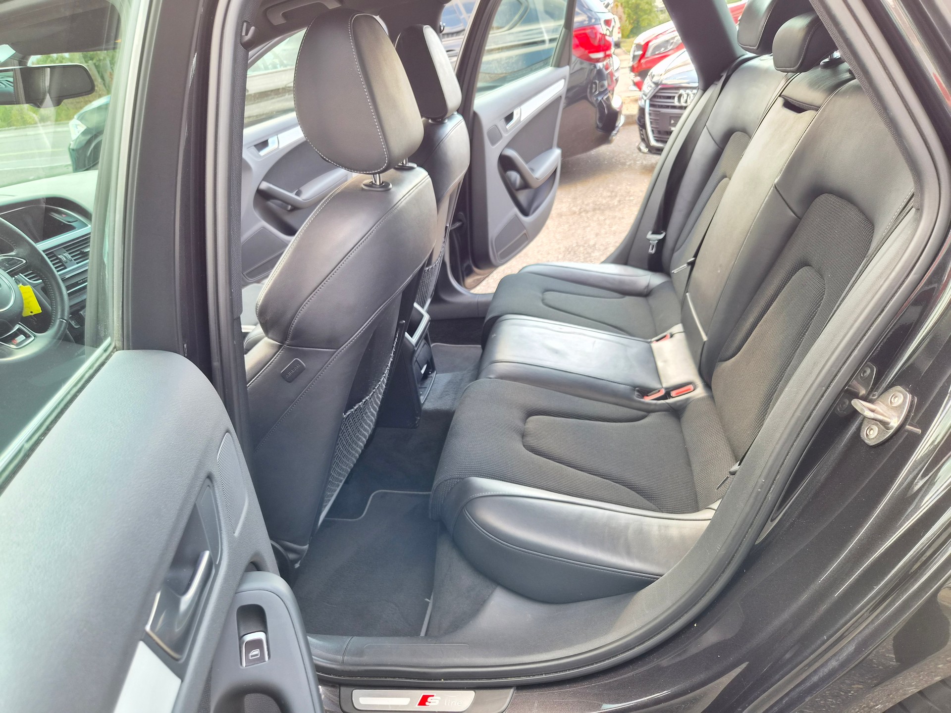 AUDI A4 Avant 2.0 TDI quattro S-Line-image-8