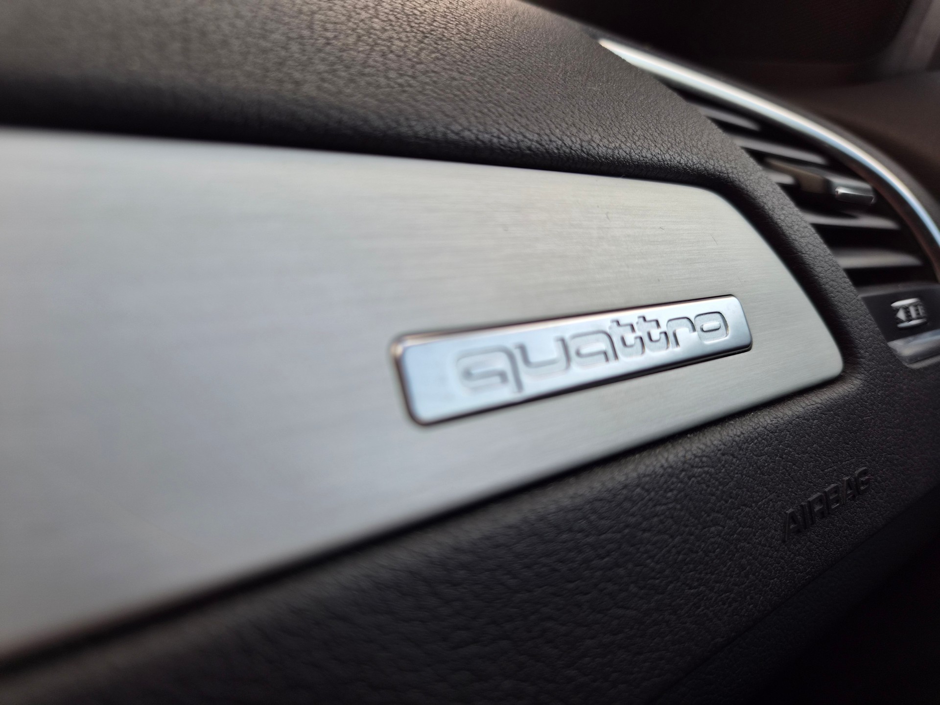 AUDI A4 Avant 2.0 TDI quattro S-Line-image-19