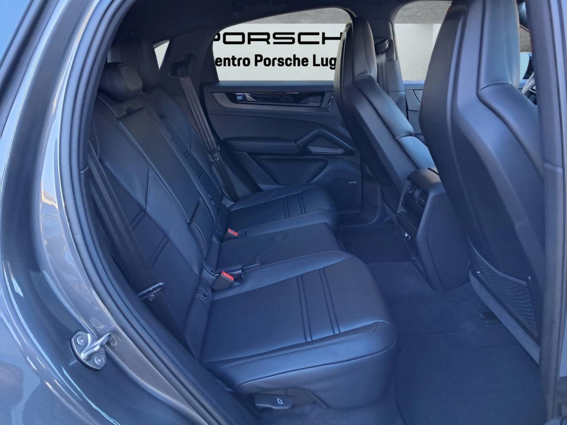 PORSCHE Cayenne E-Hybrid Coupé Black Edition-image-17