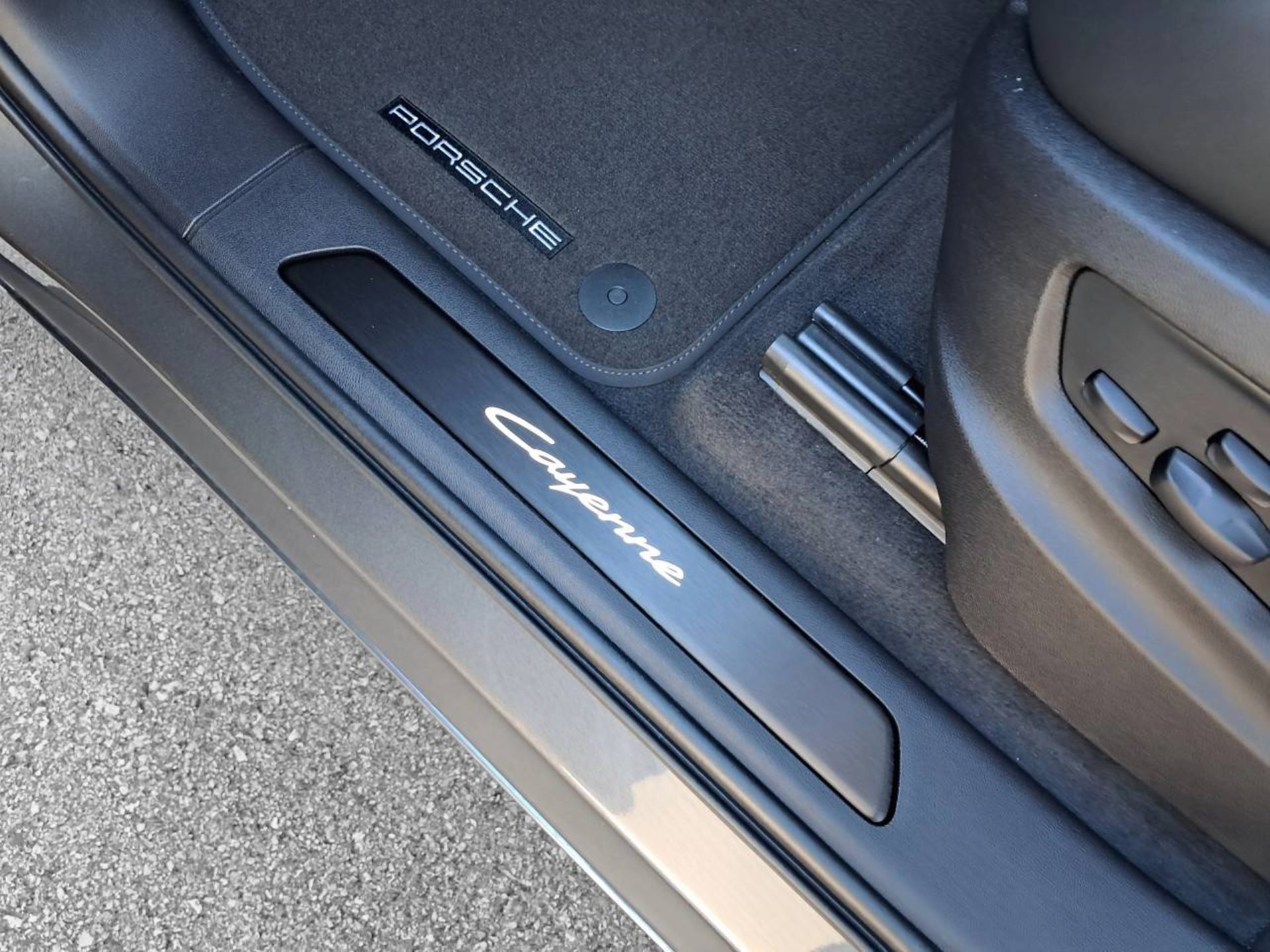 PORSCHE Cayenne E-Hybrid Coupé Black Edition-image-25