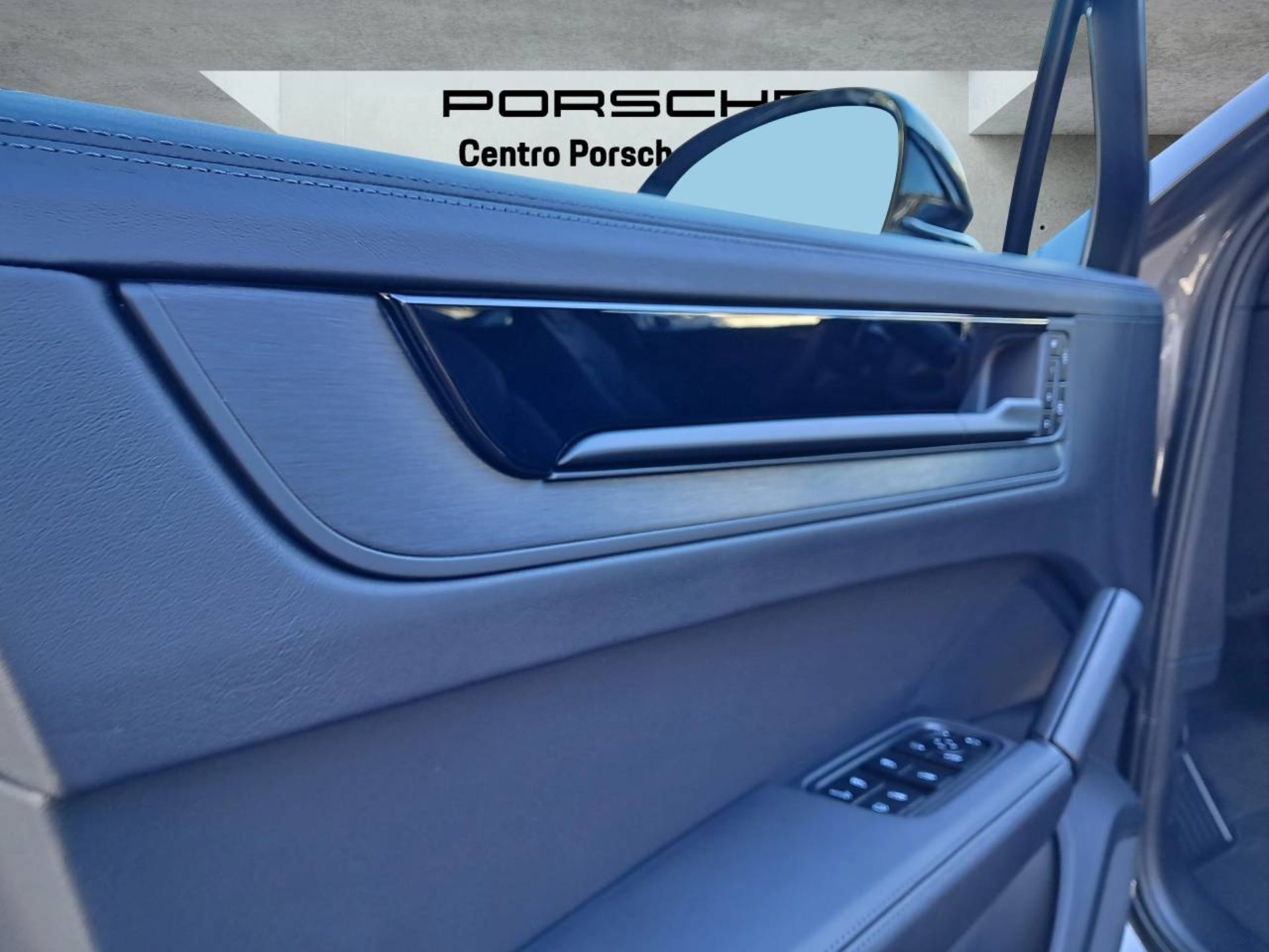 PORSCHE Cayenne E-Hybrid Coupé Black Edition-image-27
