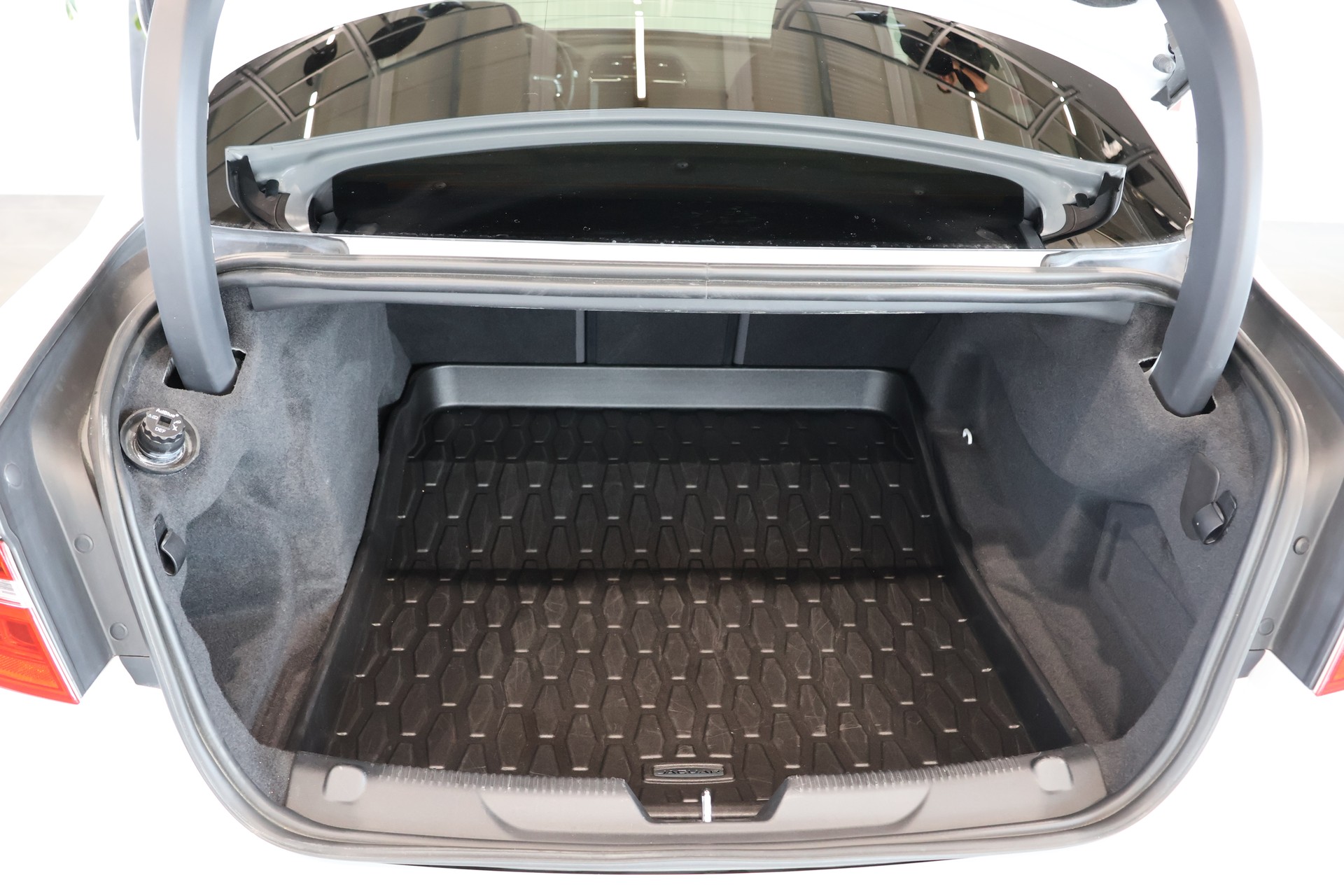 JAGUAR XE 20d Landmark AWD Automat-image-15