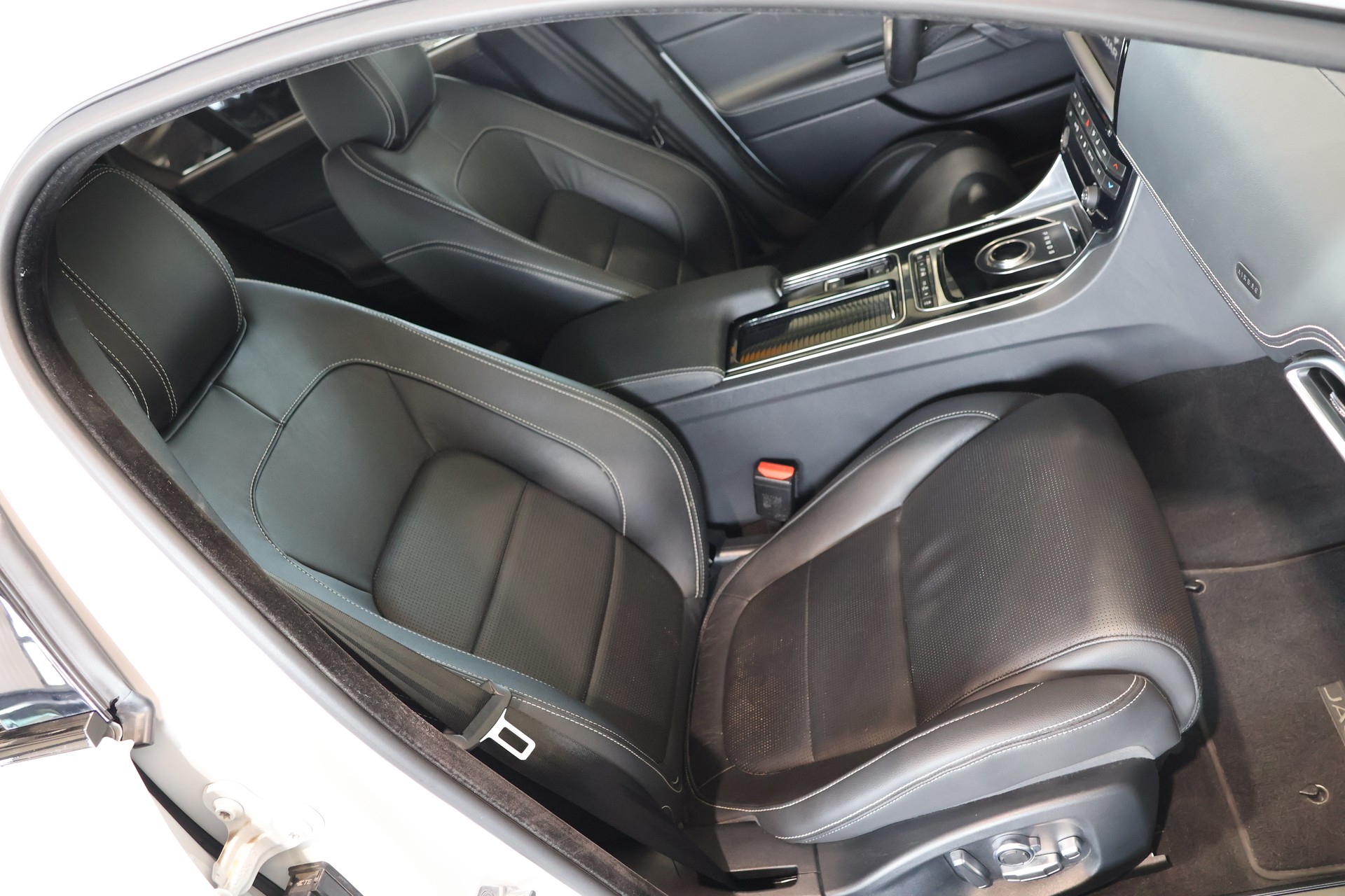 JAGUAR XE 20d Landmark AWD Automat-image-13