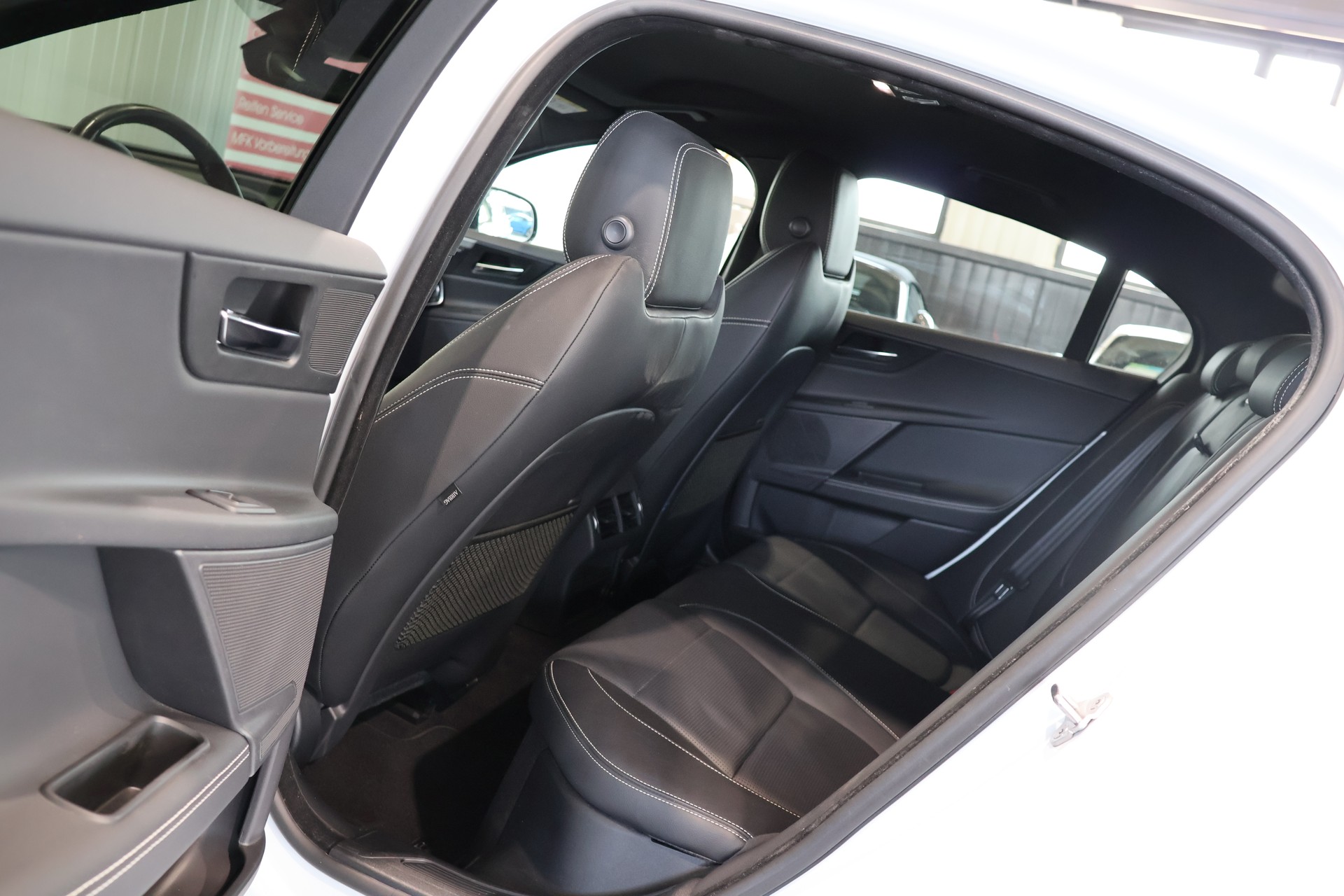 JAGUAR XE 20d Landmark AWD Automat-image-14
