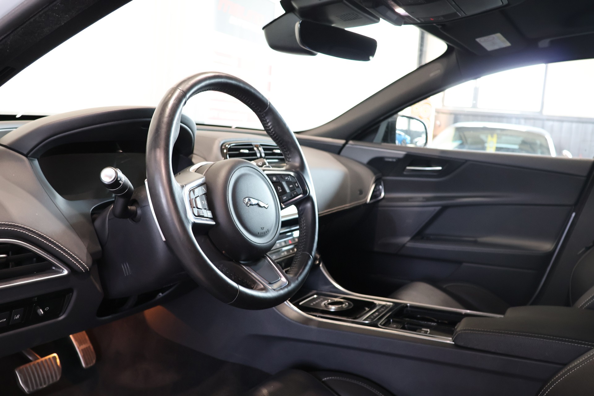 JAGUAR XE 20d Landmark AWD Automat-image-10