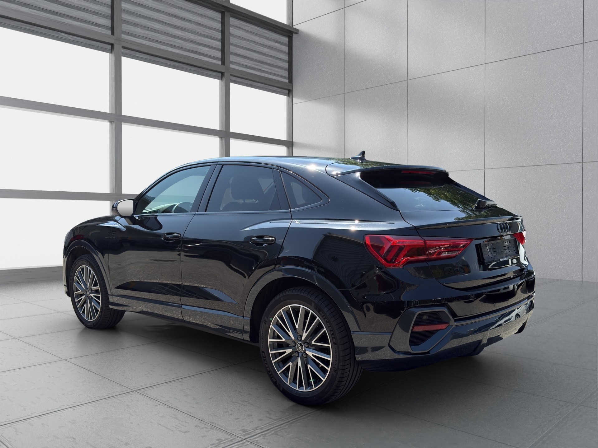 AUDI Q3 Sportback 40 TDI Attraction quattro S-tronic-image-4
