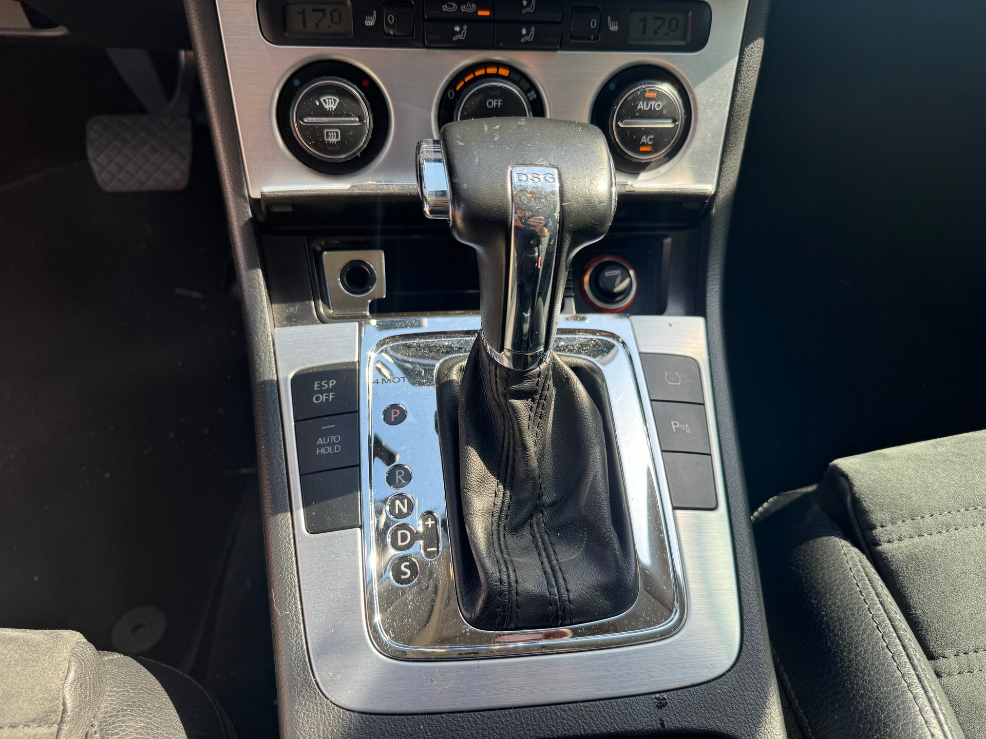 VW Passat Variant 3.2 V6 FSI Highline 4Motion-image-12