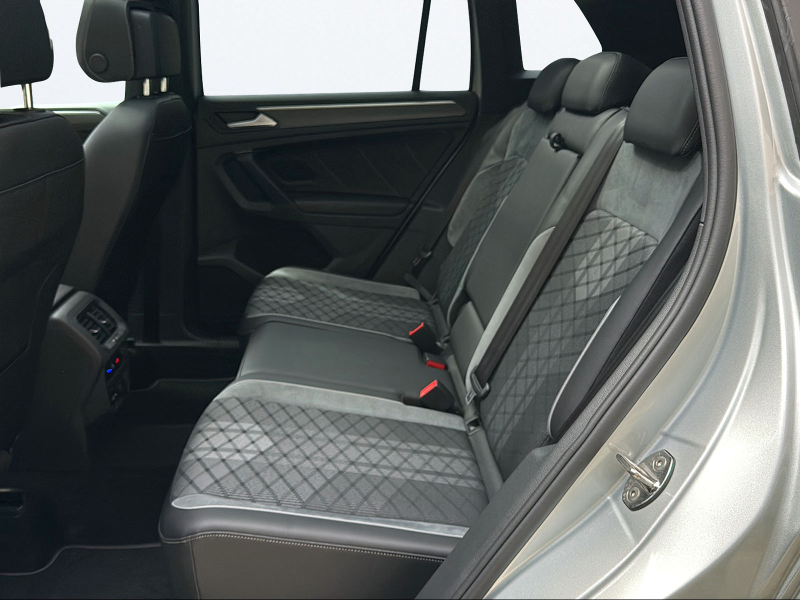 VW Tiguan 2.0 TDI SCR R-Line 4Motion DSG-image-13