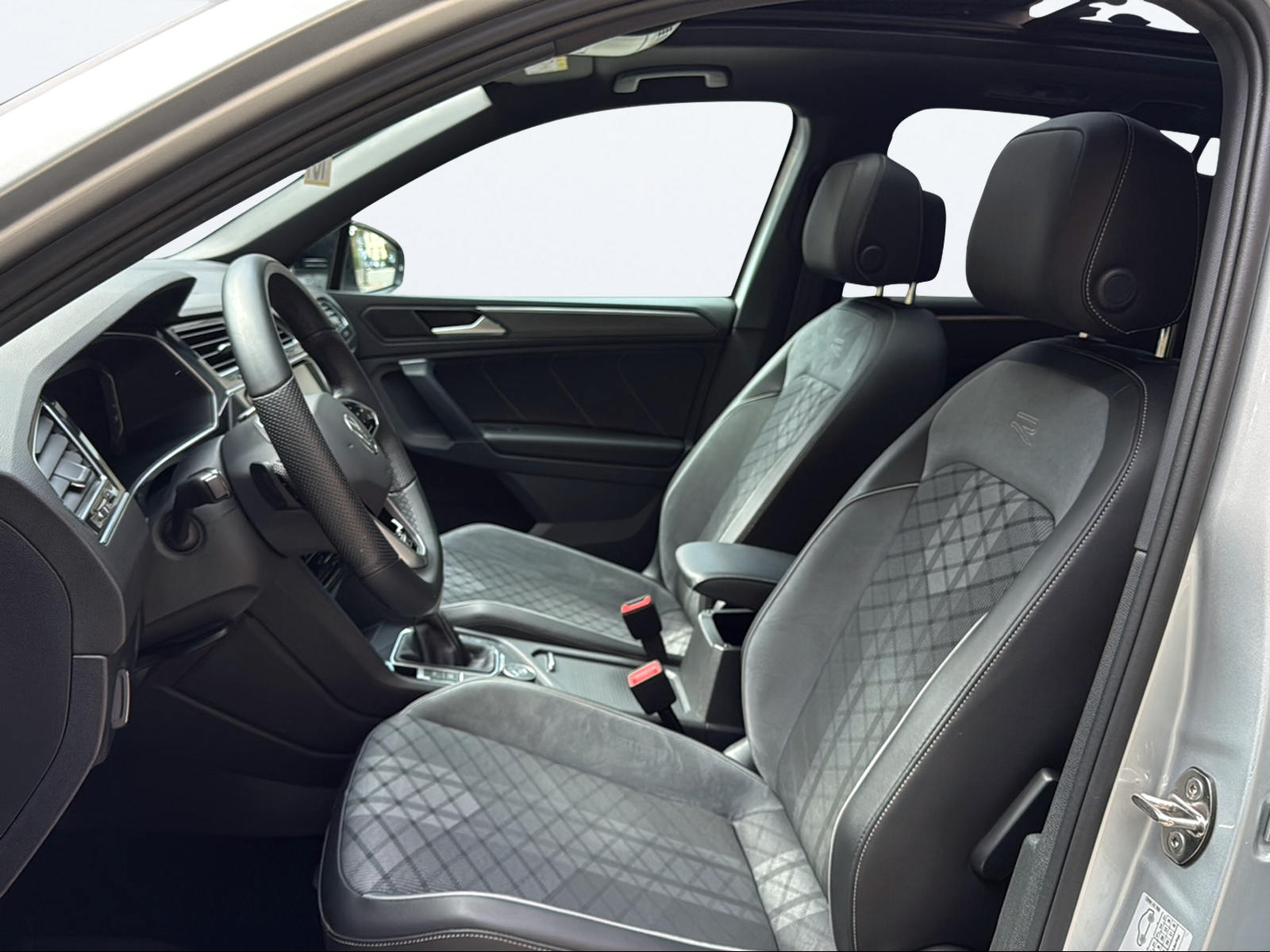 VW Tiguan 2.0 TDI SCR R-Line 4Motion DSG-image-9