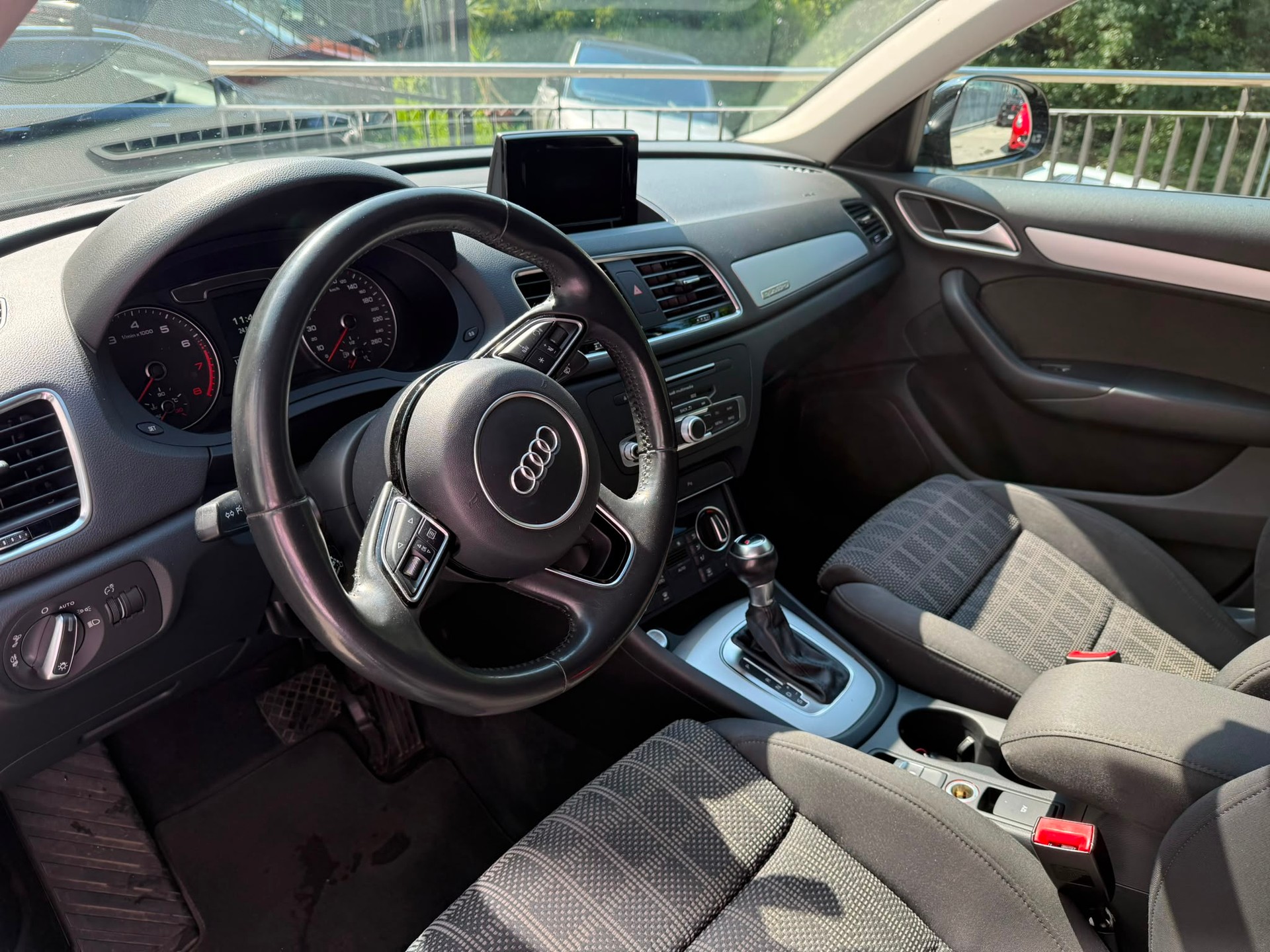 AUDI Q3 2.0 TFSI design quattro S-tronic-image-9