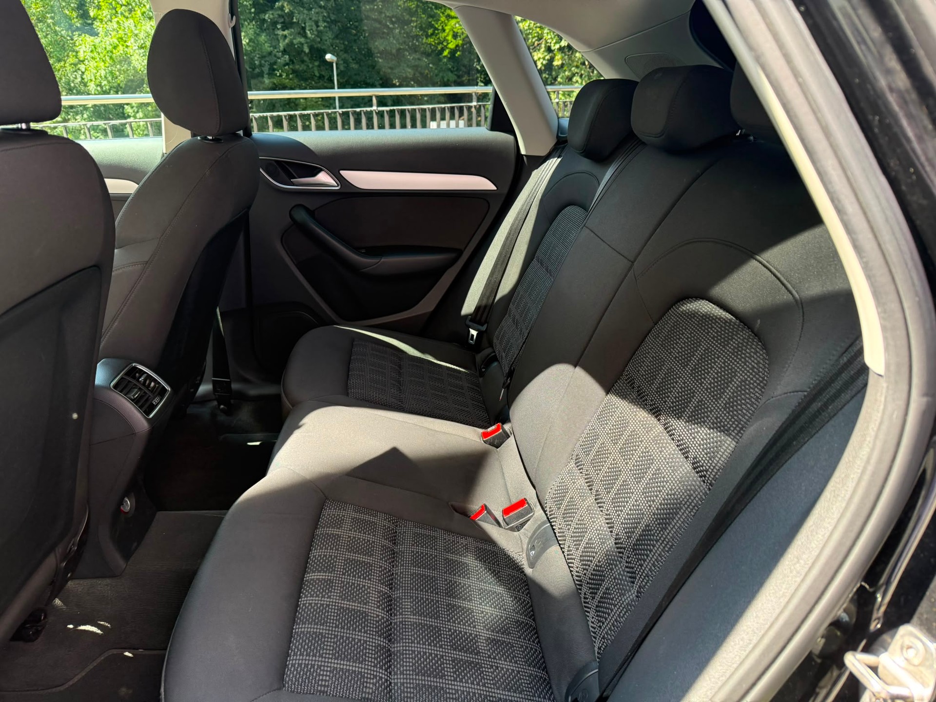 AUDI Q3 2.0 TFSI design quattro S-tronic-image-10