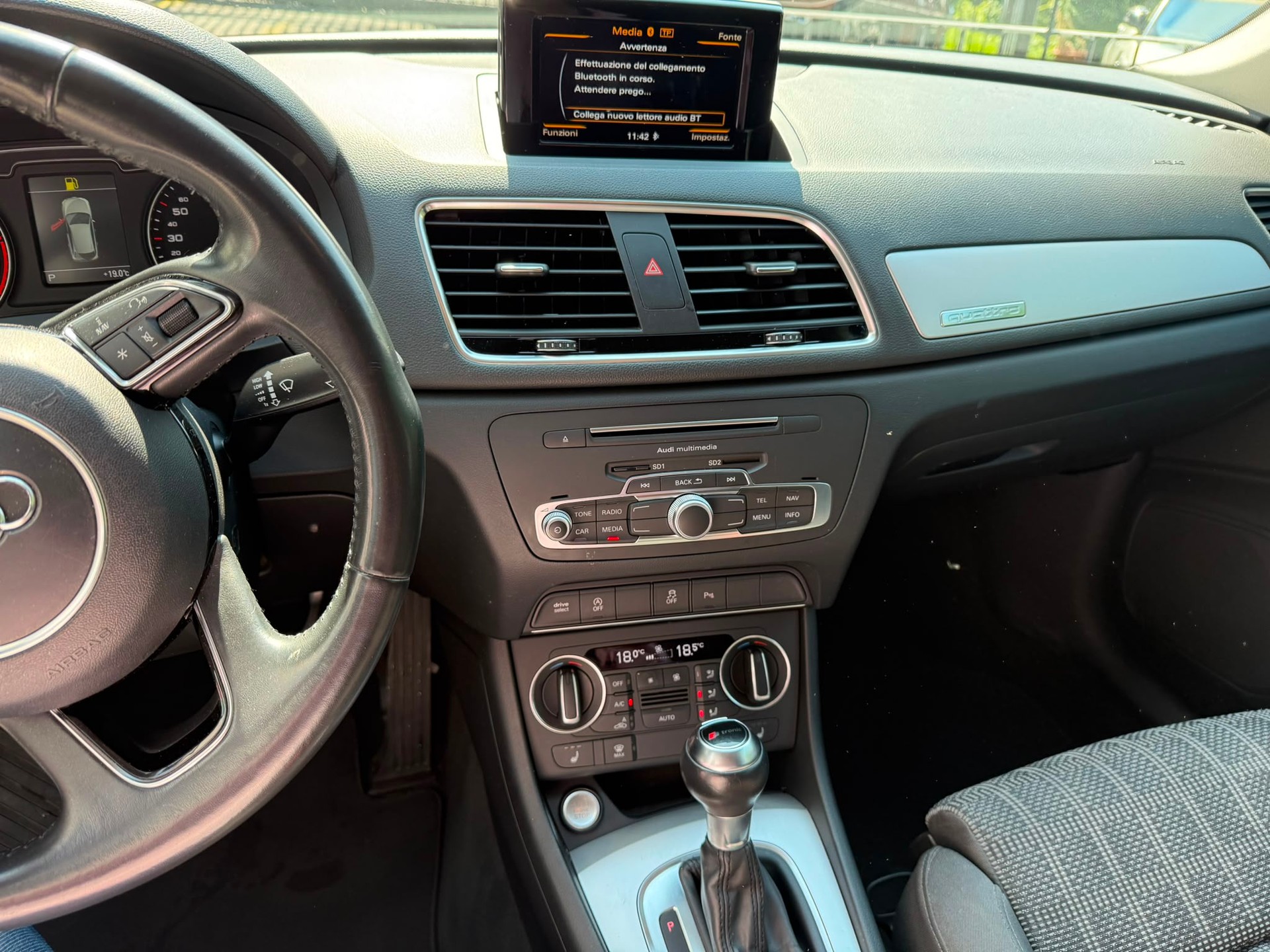 AUDI Q3 2.0 TFSI design quattro S-tronic-image-12