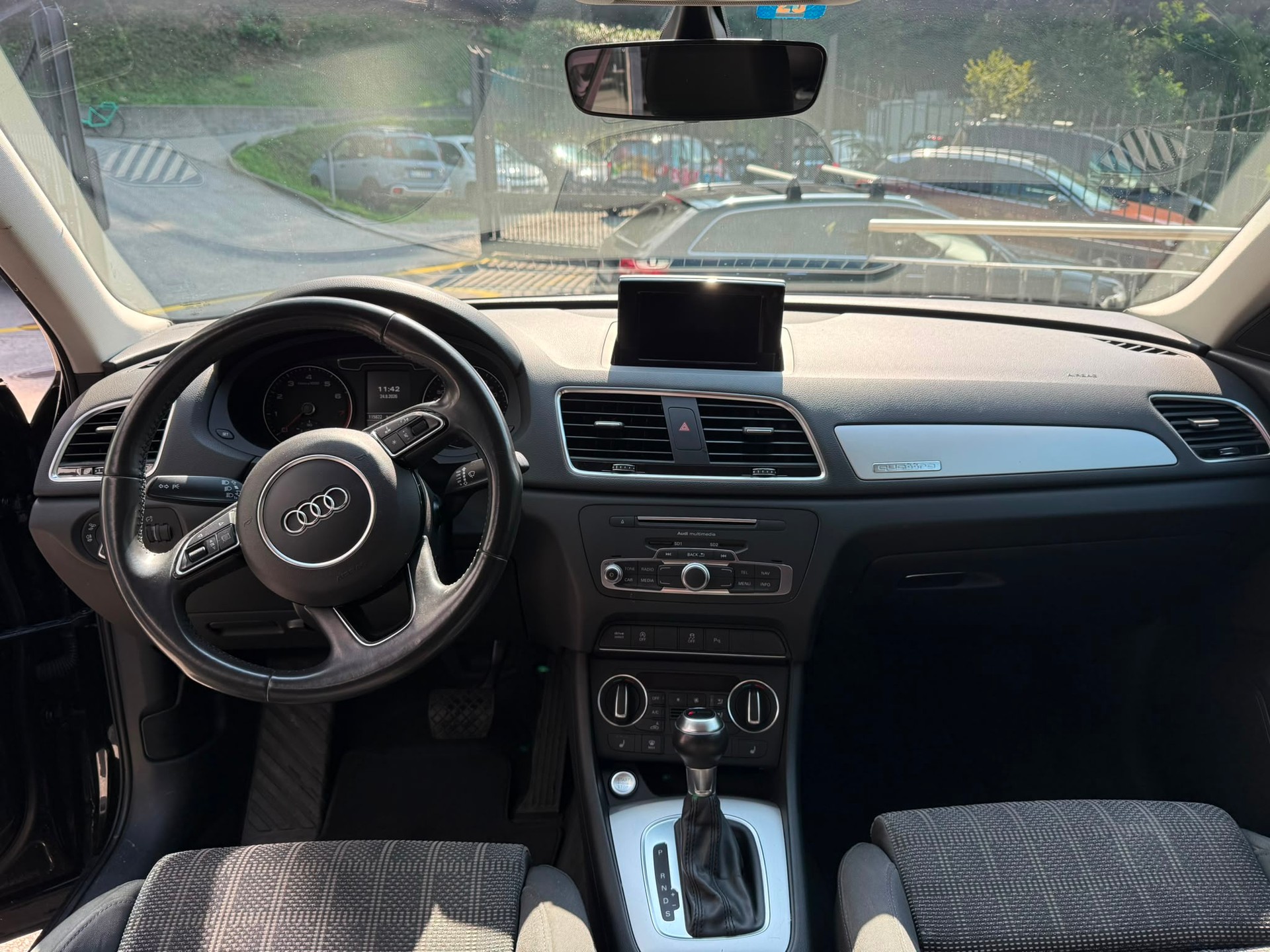AUDI Q3 2.0 TFSI design quattro S-tronic-image-11