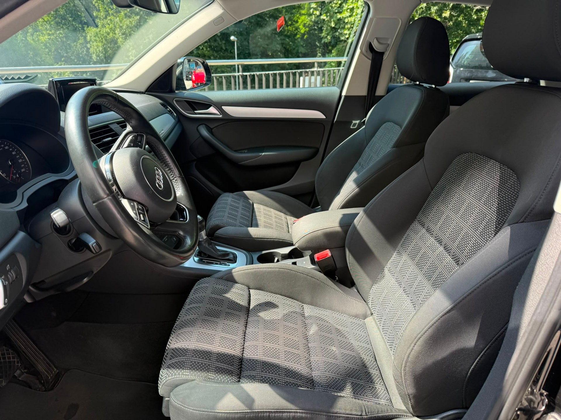 AUDI Q3 2.0 TFSI design quattro S-tronic-image-8