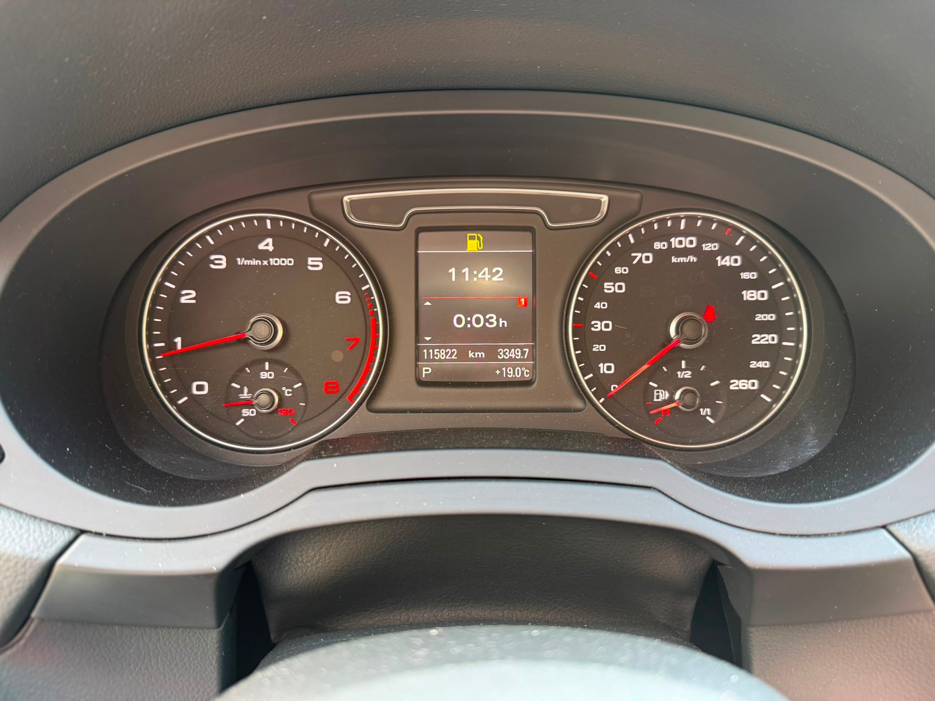 AUDI Q3 2.0 TFSI design quattro S-tronic-image-13
