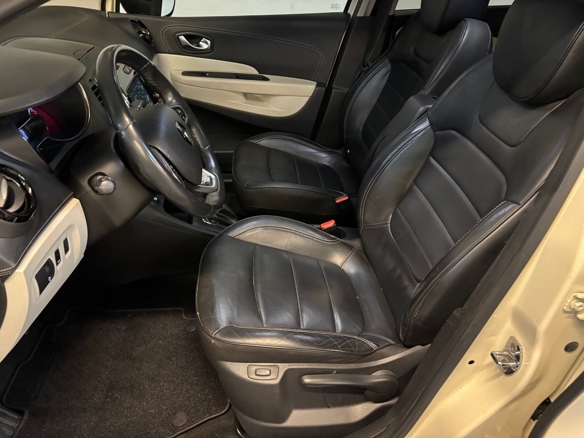 RENAULT Captur 1.2 T 16V Initiale Paris EDC-image-8