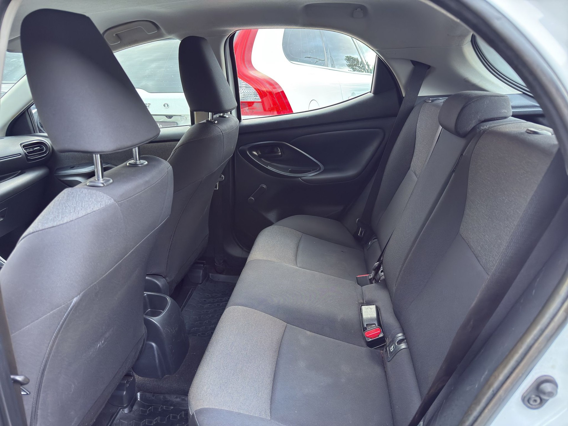 TOYOTA Yaris 1.0 Active-image-10
