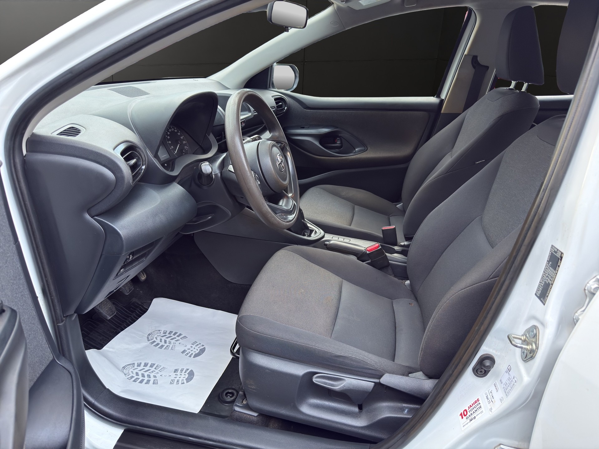 TOYOTA Yaris 1.0 Active-image-14