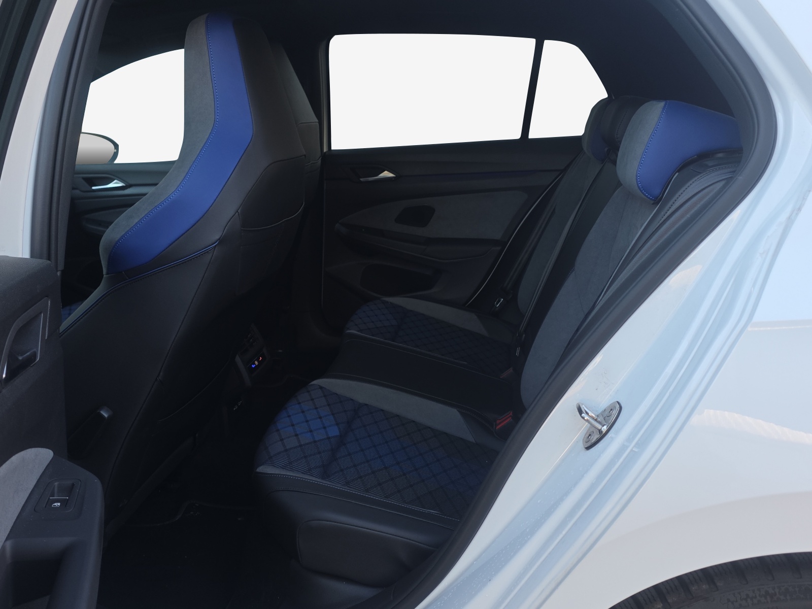 VW Golf 2.0 TSI R DSG 4Motion-image-11