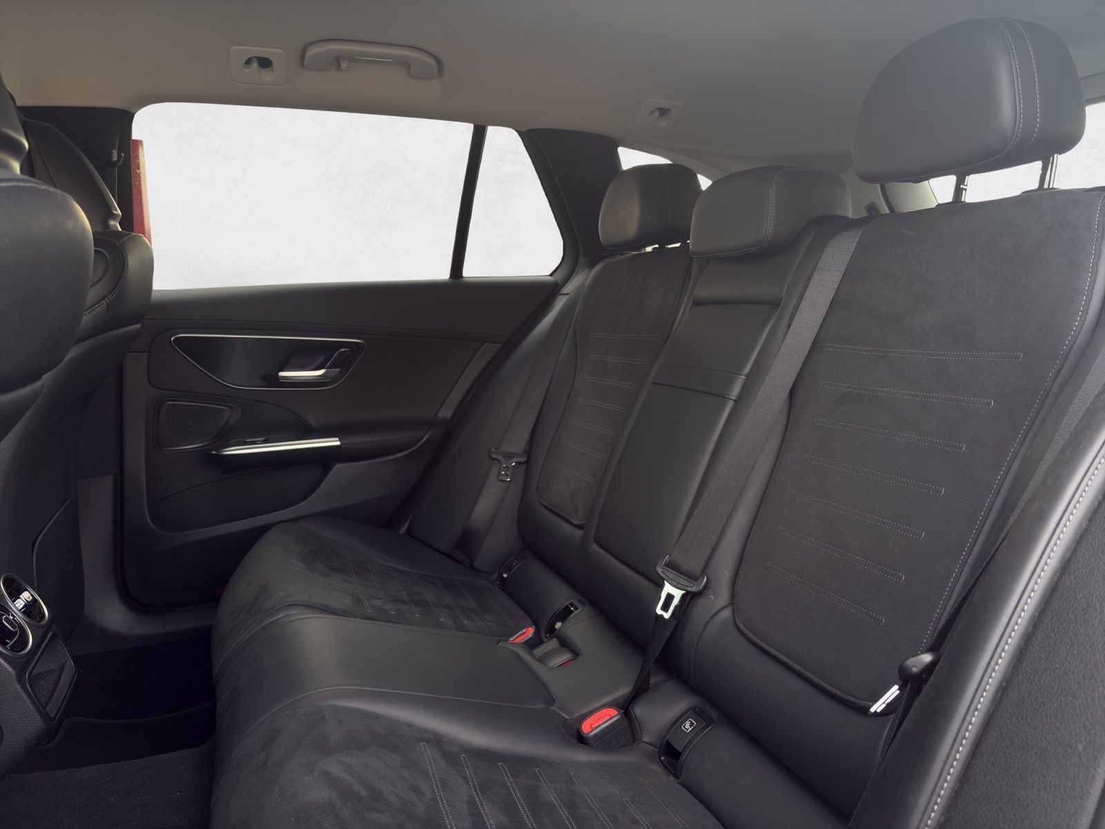 MERCEDES-BENZ C 300 d T AMG Line-image-15