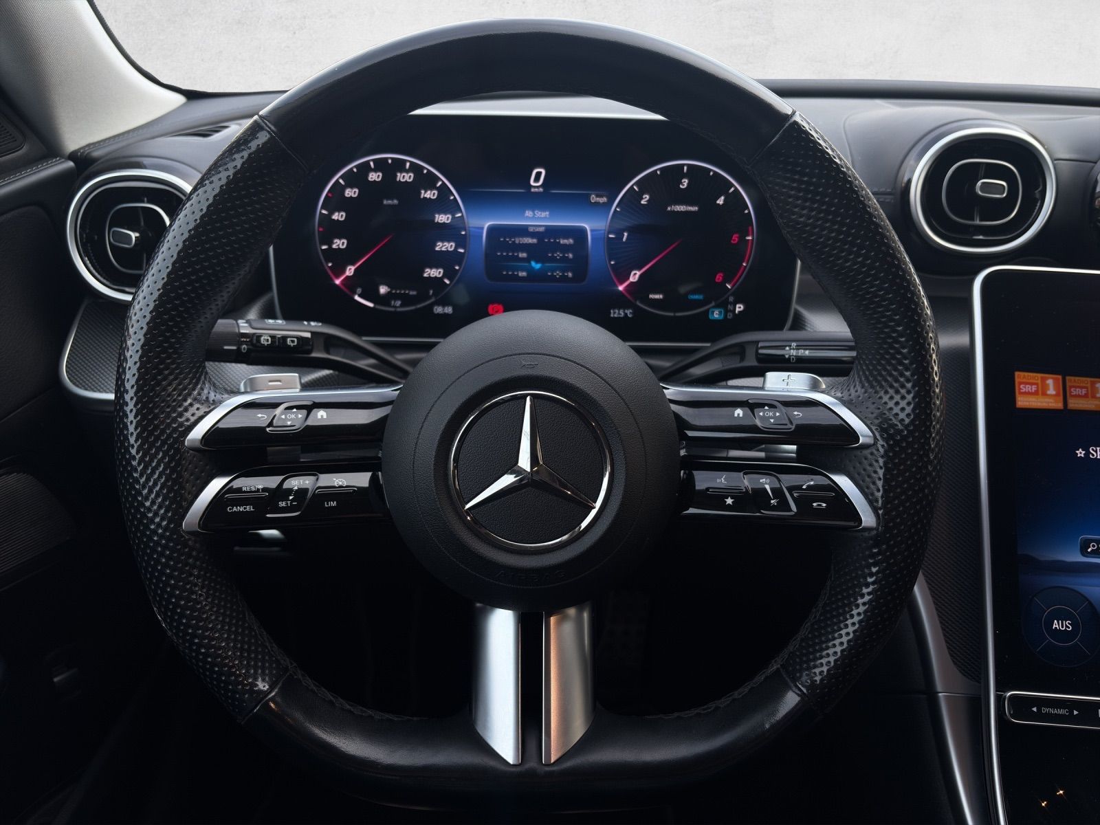 MERCEDES-BENZ C 300 d T AMG Line-image-10