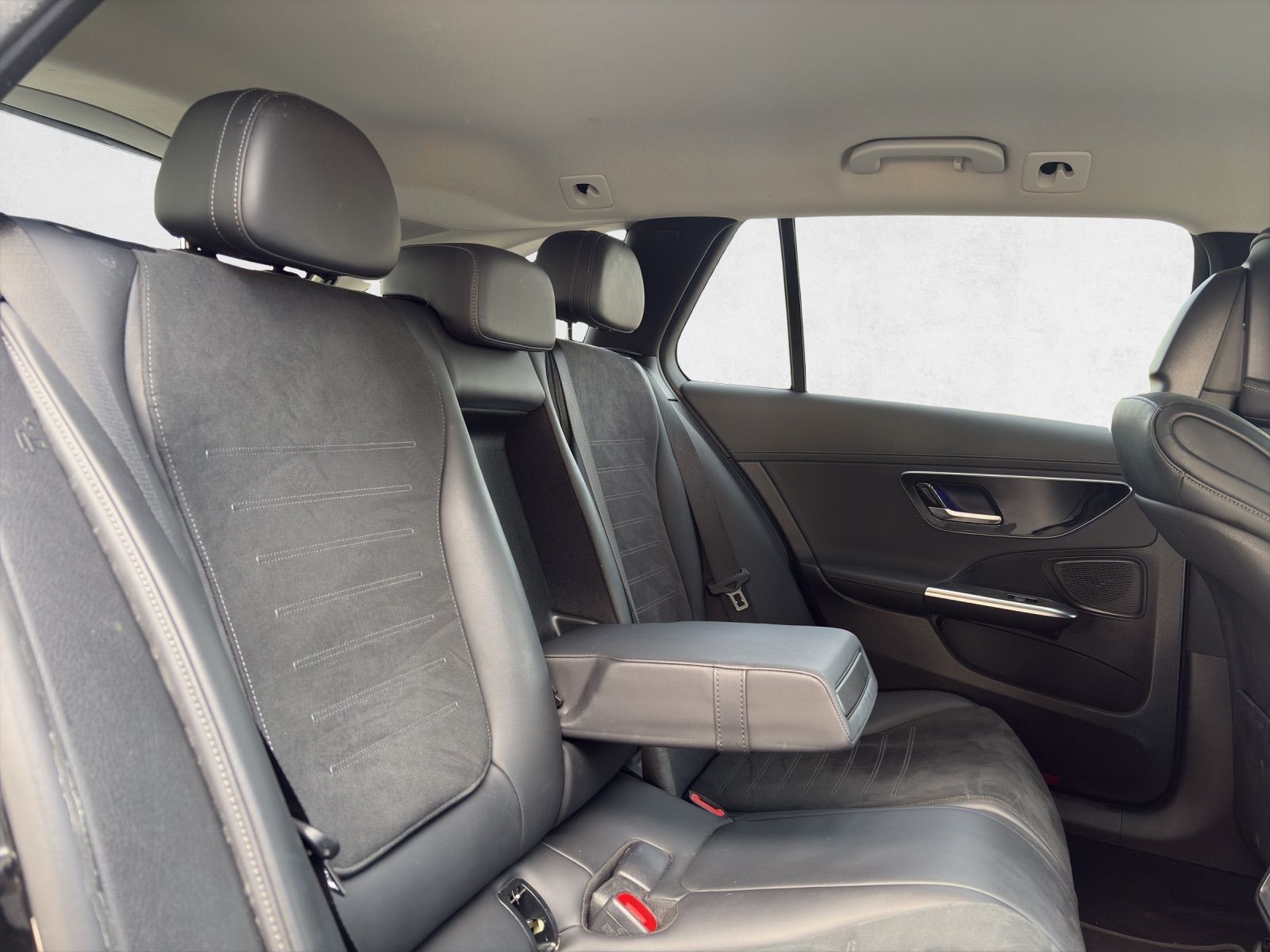MERCEDES-BENZ C 300 d T AMG Line-image-16