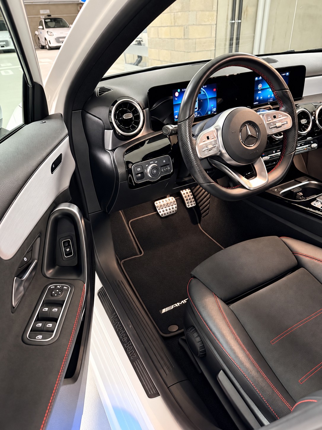 MERCEDES-BENZ A 220 AMG Line 7G-DCT 4Matic-image-8
