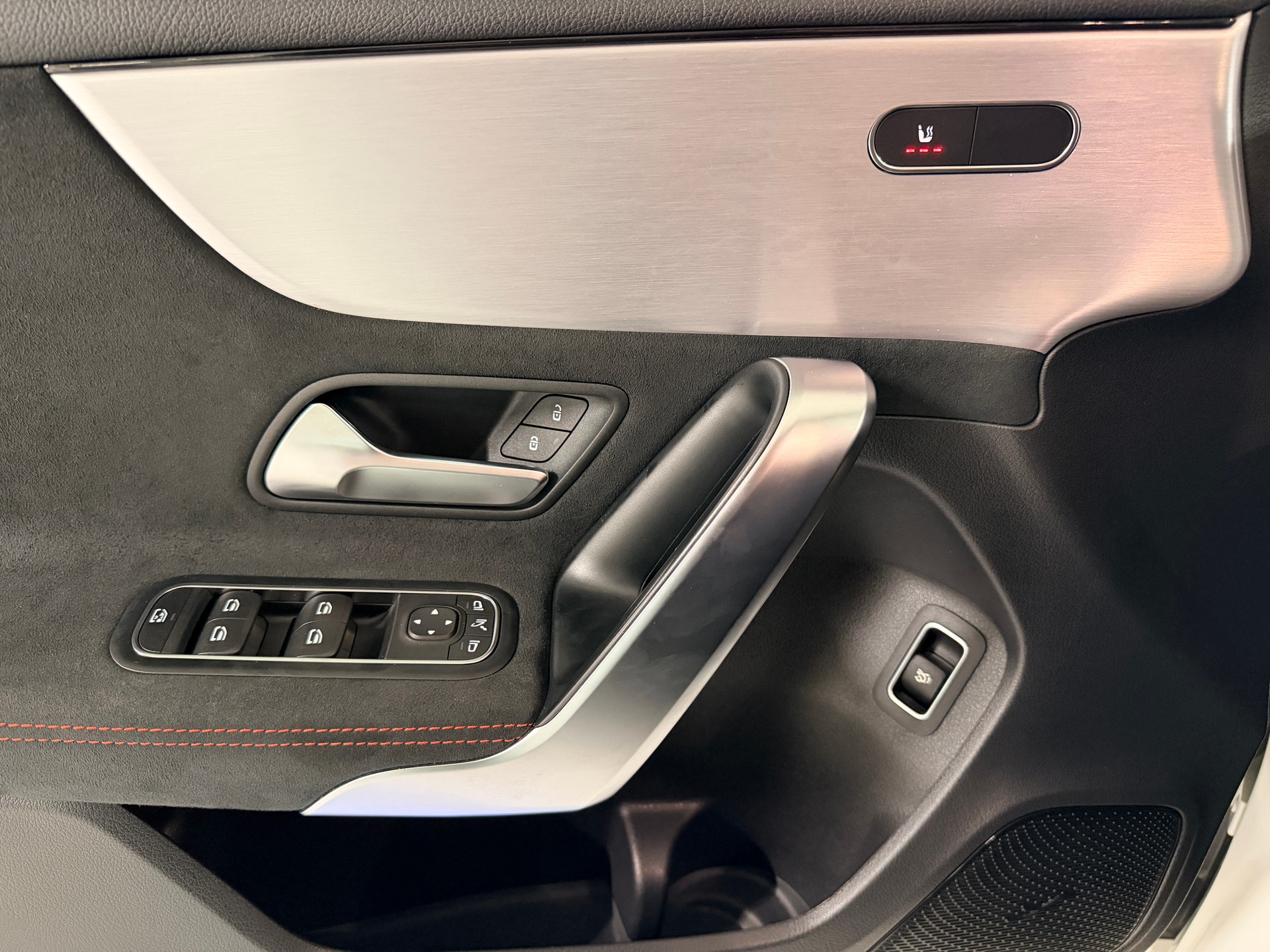 MERCEDES-BENZ A 220 AMG Line 7G-DCT 4Matic-image-12